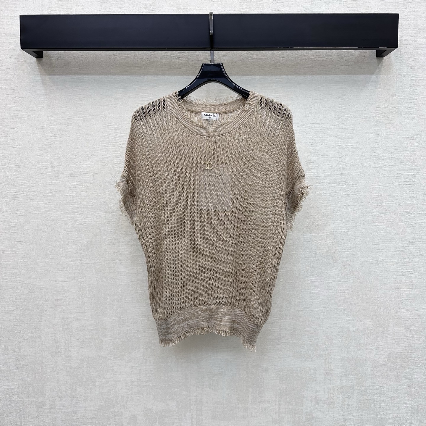 NO:858158,Chane*2026 new products are on the shelves. Raw edge short-sleeved knitted custom YB imported wool blended yarn material. Delicate and skin-friendly. All-over tassel raw edge splicing design adds layering to the look. The iconic double C metal logo decoration is centered on the chest to highlight the brand tone. Create French elegant and luxurious style. Surface accessories development. Round neck profile short-sleeved top tailoring. Casual matching for daily commuting and appointments. Exquisite and advanced. High version 2 colors 36 38  40,,chanel,T-shirt,19860909Chane*2026新品上架毛边短袖针织定制YB进口羊毛混纺纱线材质 细腻亲肤舒适 通体流苏毛边拼接设计 增添造型层次感 胸前居中点缀标志性双C金属徽标装饰 彰显品牌调性 打造法式优雅奢华风格 面辅料开发 圆领廓形短袖上衣剪裁 日常通勤约会随意搭配穿搭精致高级  高版本2色36 38 40,,chanel,T-shirt,,Women's clothing
