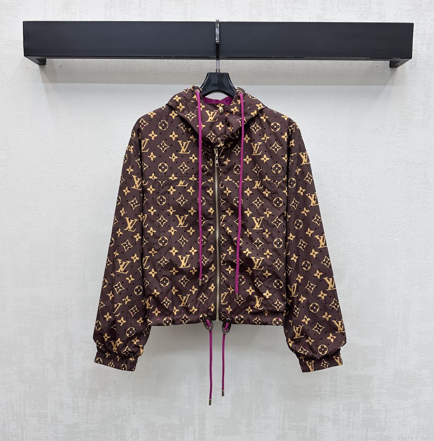NO:858404,Louis Vuitto*2026 new products are on the shelves. The printed hooded jacket is made of YB imported nylon material. It is breathable and comfortable and full of texture. The classic iconic four-leaf clover letter logo element is used throughout the body to highlight the brand's tone. The contrasting color design inside is matched with the drawstring adjustment of the same color to add layering to the style. Highlight the brand's tone. Create American luxury and fashion to fully reflect the relaxed and fashionable style. Development of surface accessories. Hooded zipper jacket tailoring. Casual and stylish.  high version,,louis vuitton,jackets & coats,jackets & coats,hats,19860909Louis Vuitto*2026新品上架 印花连帽夹克外套定制YB进口尼龙材质 透气舒适 质感十足 通体采用经典标志性四叶草字母徽标元素 彰显品牌调性 内里撞色设计配合同色系抽绳调节 增添造型层次感 彰显品牌调性 打造美式奢华时髦 充分体现穿搭松弛与时尚魅力 面辅料开发 连帽拉链夹克外套剪裁 随意外搭出彩时髦 高版本,,louis vuitton,jackets & coats,jackets & coats,hats,,Women's clothing