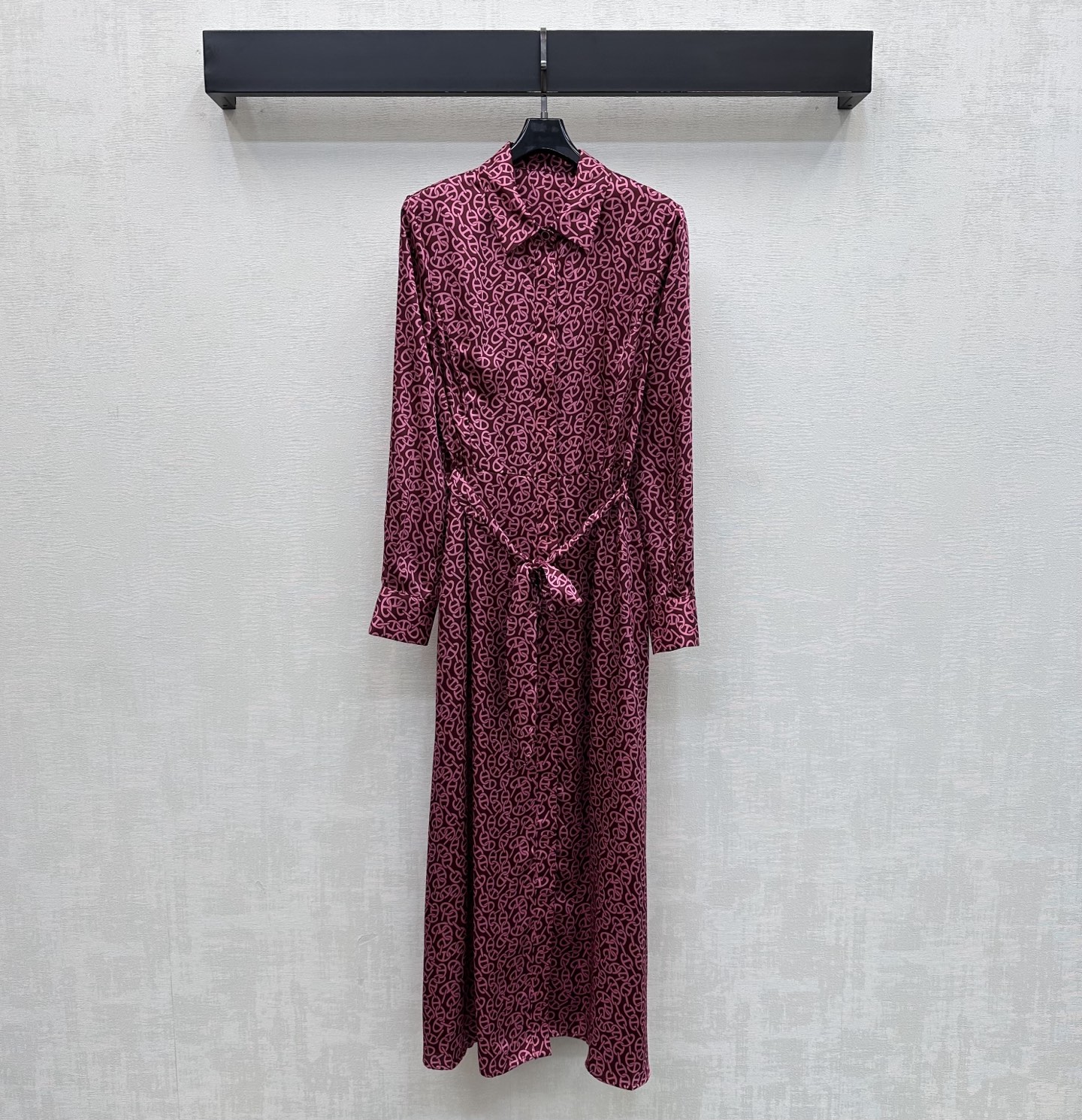 NO:859903,Herme* 2026 new arrival silk printed shirt dress, customized YB imported mulberry silk material, light and smooth texture, skin-friendly and draping. Classic dark gray, brown and burgundy three colors are available. Low-key and high-end, exquisite full-width retro geometric paisley print elements, highlighting the brand tone. Like the poems of old times, full of elegance and romance. The lace-up waist version of this fabric perfectly outlines the body line. It naturally spreads out with the large hem skirt to hide the flesh. Development of surface accessories  Lapel long-sleeved shirt dress tailoring. Easily create French high-end style for daily commuting and dating. High version 3 colors-,,hermes,skirts,real silk,19860909Herme*2026新品上架真丝印花衬衣裙定制YB进口桑蚕丝材质 质地轻盈顺滑 触感亲肤垂顺 经典的深灰咖色酒红三色可选 低调高级 精致满幅复古几何佩斯利印花元素 彰显品牌调性 如同旧时光里的诗篇充满优雅与浪漫气息 本布系带收腰版型完美勾勒身型线条 配合大摆裙型自然散开遮肉于无形 面辅料开发 翻领长袖衬衣裙剪裁 日常通勤约会穿搭轻松打造法式高级风  高版本3色-,,hermes,skirts,real silk,,Women's clothing