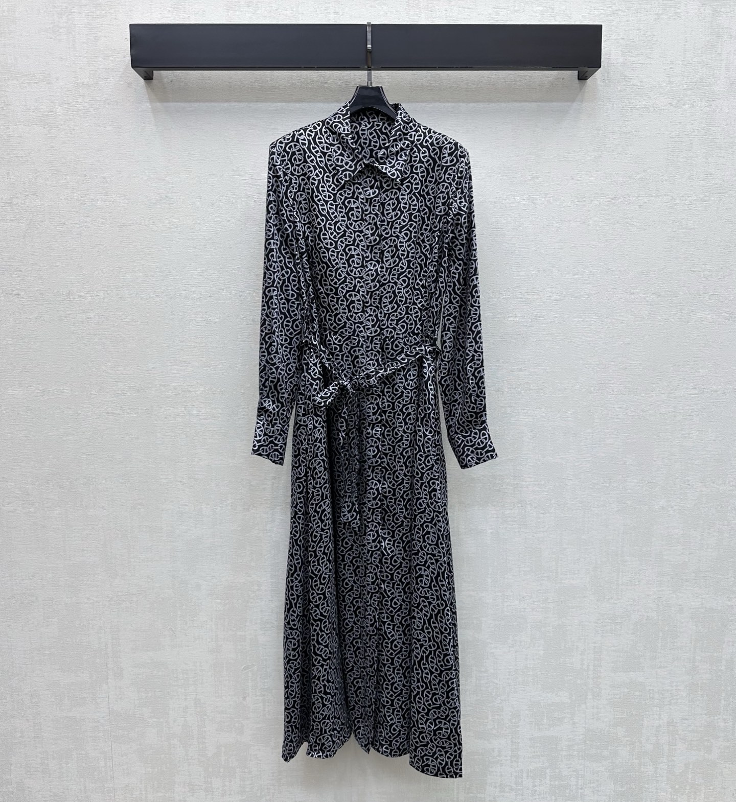NO:859880,Herme* 2026 new arrival silk printed shirt dress, customized YB imported mulberry silk material, light and smooth texture, skin-friendly and draping. Classic dark gray, brown and burgundy three colors are available. Low-key and high-end, exquisite full-width retro geometric paisley print elements, highlighting the brand tone. Like the poems of old times, full of elegance and romance. The lace-up waist version of this fabric perfectly outlines the body line. It naturally spreads out with the large hem skirt to hide the flesh. Development of surface accessories  Lapel long-sleeved shirt dress tailoring. Easily create French high-end style for daily commuting and dating. High version 3 colors-,,hermes,skirts,real silk,19860909Herme*2026新品上架真丝印花衬衣裙定制YB进口桑蚕丝材质 质地轻盈顺滑 触感亲肤垂顺 经典的深灰咖色酒红三色可选 低调高级 精致满幅复古几何佩斯利印花元素 彰显品牌调性 如同旧时光里的诗篇充满优雅与浪漫气息 本布系带收腰版型完美勾勒身型线条 配合大摆裙型自然散开遮肉于无形 面辅料开发 翻领长袖衬衣裙剪裁 日常通勤约会穿搭轻松打造法式高级风  高版本3色-,,hermes,skirts,real silk,,Women's clothing
