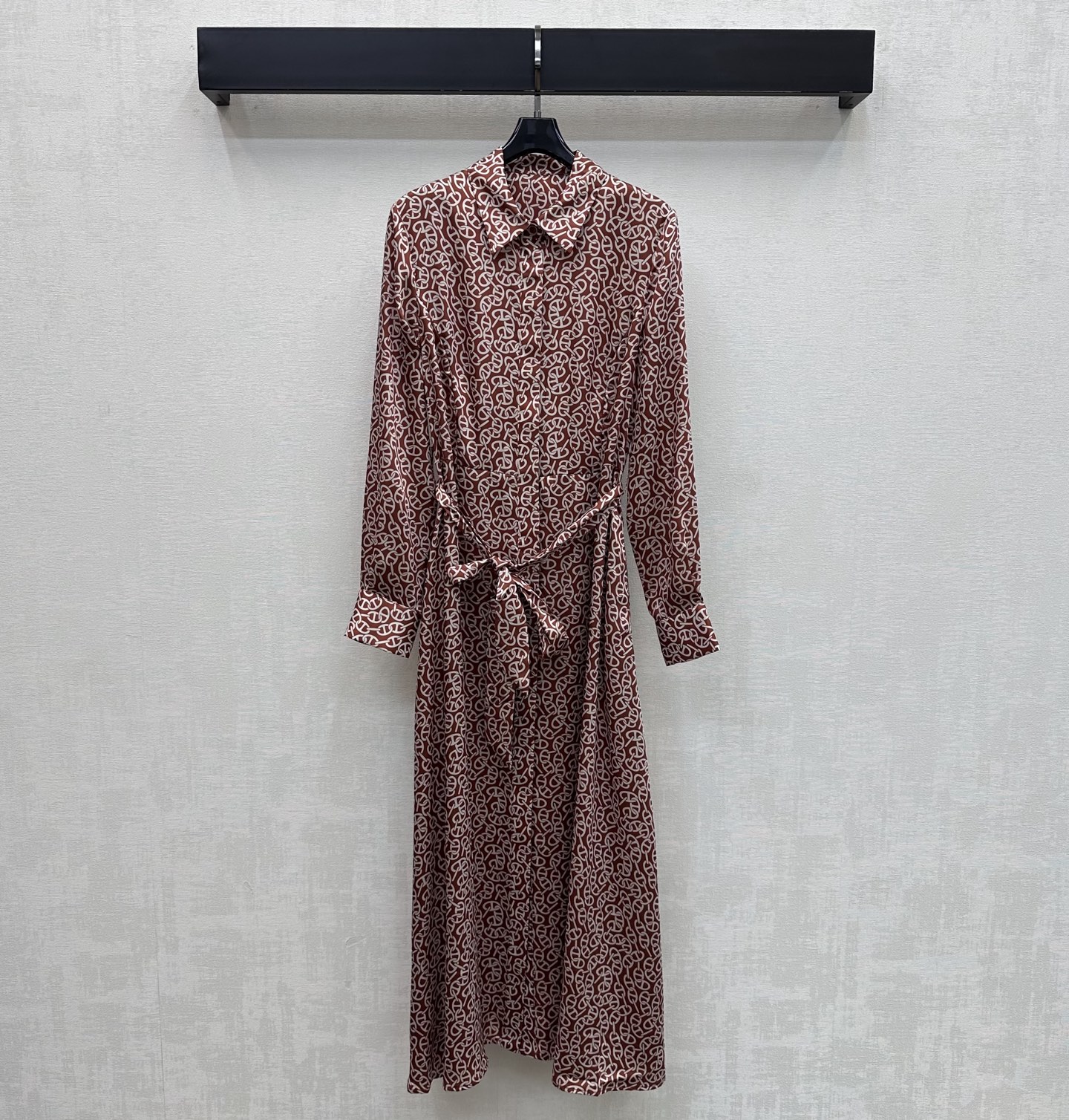 NO:859977,Herme* 2026 new arrival silk printed shirt dress, customized YB imported mulberry silk material, light and smooth texture, skin-friendly and draping. Classic dark gray, brown and burgundy three colors are available. Low-key and high-end, exquisite full-width retro geometric paisley print elements, highlighting the brand tone. Like the poems of old times, full of elegance and romance. The lace-up waist version of this fabric perfectly outlines the body line. It naturally spreads out with the large hem skirt to hide the flesh. Development of surface accessories  Lapel long-sleeved shirt dress tailoring. Easily create French high-end style for daily commuting and dating. High version 3 colors-,,hermes,skirts,real silk,19860909Herme*2026新品上架真丝印花衬衣裙定制YB进口桑蚕丝材质 质地轻盈顺滑 触感亲肤垂顺 经典的深灰咖色酒红三色可选 低调高级 精致满幅复古几何佩斯利印花元素 彰显品牌调性 如同旧时光里的诗篇充满优雅与浪漫气息 本布系带收腰版型完美勾勒身型线条 配合大摆裙型自然散开遮肉于无形 面辅料开发 翻领长袖衬衣裙剪裁 日常通勤约会穿搭轻松打造法式高级风  高版本3色-,,hermes,skirts,real silk,,Women's clothing