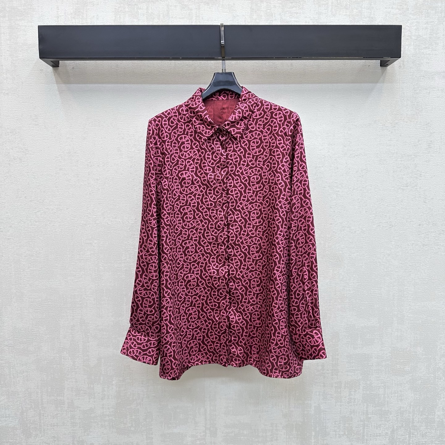 NO:859952,Herme* 2026 new arrival silk printed shirt, customized YB imported mulberry silk material, light and smooth texture, skin-friendly and draping. Classic dark gray, brown and burgundy three colors are available. Low-key and high-end, exquisite full-width retro geometric paisley print elements, highlighting the brand tone, full of elegance and romance like poems in old times. The placket is designed with hidden buttons to adjust the opening and closing, adding layering to the look. Development of surface accessories. Lapel long-sleeved shirt tailoring. Can be paired with trousers of the same series.  A complete set for daily commuting and dating to easily create French high-end style. High version 3 colors-,,hermes,real silk,19860909Herme*2026新品上架真丝印花衬衣定制YB进口桑蚕丝材质 质地轻盈顺滑 触感亲肤垂顺 经典的深灰咖色酒红三色可选 低调高级 精致满幅复古几何佩斯利印花元素 彰显品牌调性 如同旧时光里的诗篇充满优雅与浪漫气息 开襟隐藏式纽扣调节开合设计 增添造型层次感 面辅料开发 翻领长袖衬衣剪裁 可搭配同系列长裤 日常通勤约会成套穿搭轻松打造法式高级风  高版本3色-,,hermes,real silk,,Women's clothing