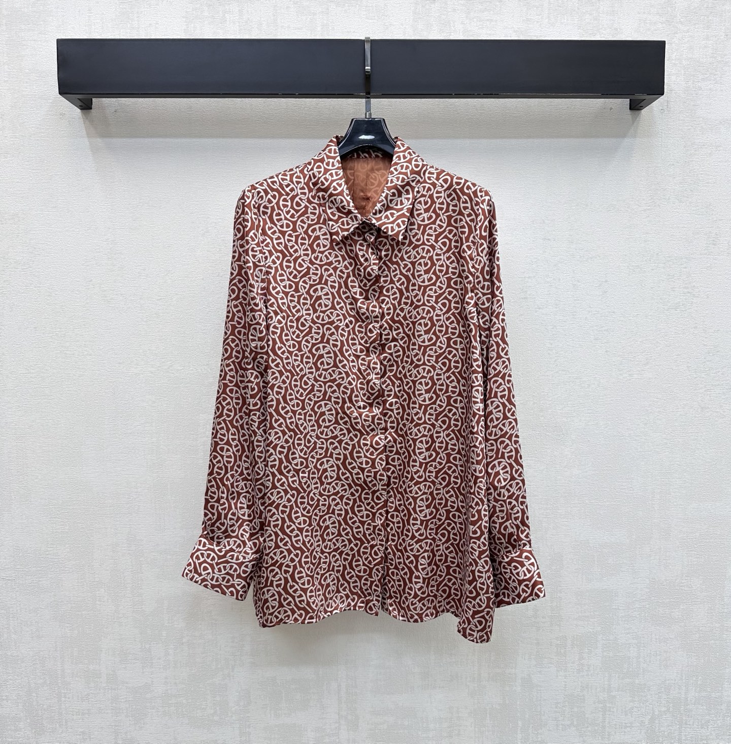 NO:859877,Herme* 2026 new arrival silk printed shirt, customized YB imported mulberry silk material, light and smooth texture, skin-friendly and draping. Classic dark gray, brown and burgundy three colors are available. Low-key and high-end, exquisite full-width retro geometric paisley print elements, highlighting the brand tone, full of elegance and romance like poems in old times. The placket is designed with hidden buttons to adjust the opening and closing, adding layering to the look. Development of surface accessories. Lapel long-sleeved shirt tailoring. Can be paired with trousers of the same series.  A complete set for daily commuting and dating to easily create French high-end style. High version 3 colors-,,hermes,real silk,19860909Herme*2026新品上架真丝印花衬衣定制YB进口桑蚕丝材质 质地轻盈顺滑 触感亲肤垂顺 经典的深灰咖色酒红三色可选 低调高级 精致满幅复古几何佩斯利印花元素 彰显品牌调性 如同旧时光里的诗篇充满优雅与浪漫气息 开襟隐藏式纽扣调节开合设计 增添造型层次感 面辅料开发 翻领长袖衬衣剪裁 可搭配同系列长裤 日常通勤约会成套穿搭轻松打造法式高级风  高版本3色-,,hermes,real silk,,Women's clothing