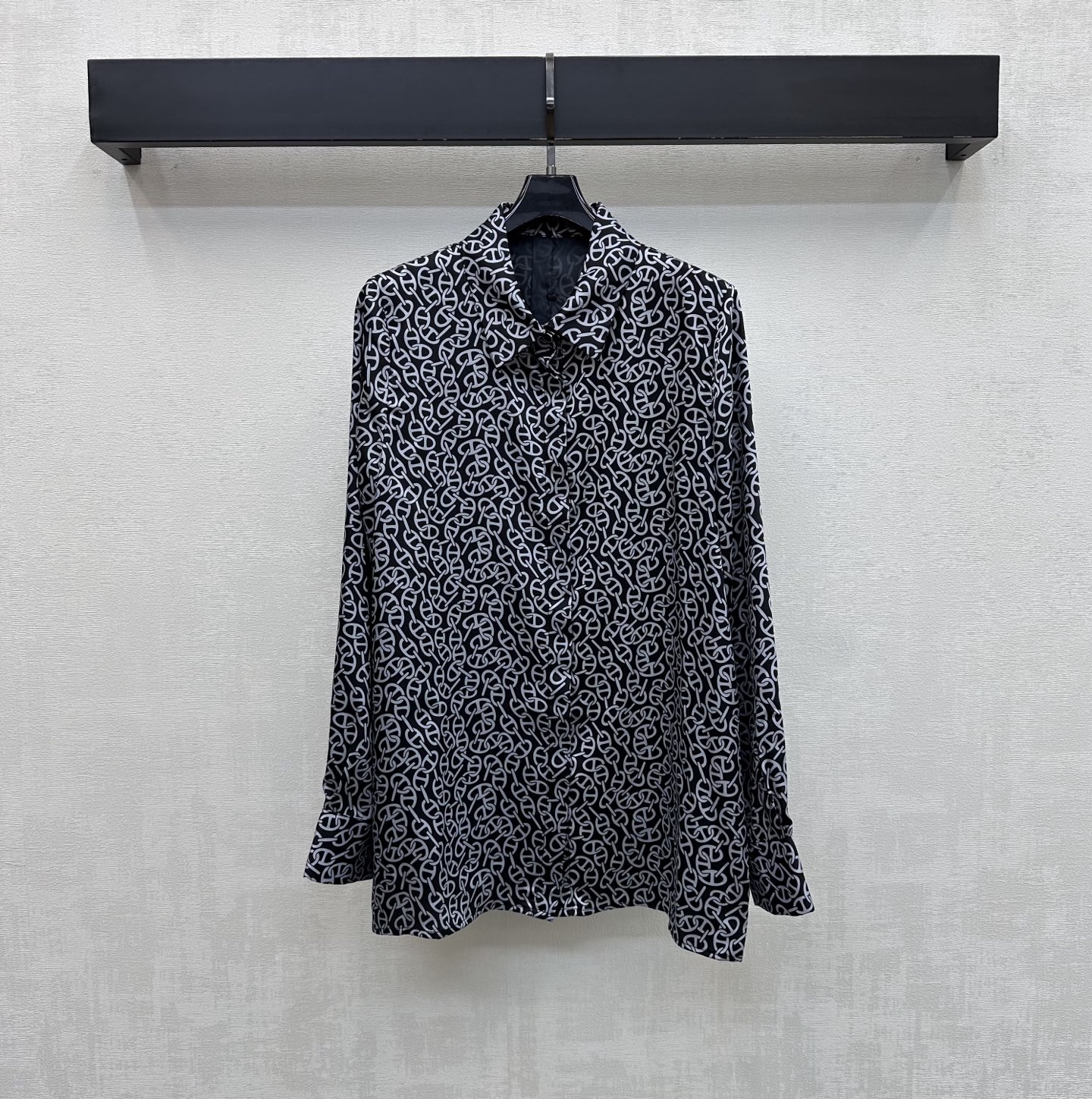 NO:859913,Herme* 2026 new arrival silk printed shirt, customized YB imported mulberry silk material, light and smooth texture, skin-friendly and draping. Classic dark gray, brown and burgundy three colors are available. Low-key and high-end, exquisite full-width retro geometric paisley print elements, highlighting the brand tone, full of elegance and romance like poems in old times. The placket is designed with hidden buttons to adjust the opening and closing, adding layering to the look. Development of surface accessories. Lapel long-sleeved shirt tailoring. Can be paired with trousers of the same series.  A complete set for daily commuting and dating to easily create French high-end style. High version 3 colors-,,hermes,real silk,19860909Herme*2026新品上架真丝印花衬衣定制YB进口桑蚕丝材质 质地轻盈顺滑 触感亲肤垂顺 经典的深灰咖色酒红三色可选 低调高级 精致满幅复古几何佩斯利印花元素 彰显品牌调性 如同旧时光里的诗篇充满优雅与浪漫气息 开襟隐藏式纽扣调节开合设计 增添造型层次感 面辅料开发 翻领长袖衬衣剪裁 可搭配同系列长裤 日常通勤约会成套穿搭轻松打造法式高级风  高版本3色-,,hermes,real silk,,Women's clothing