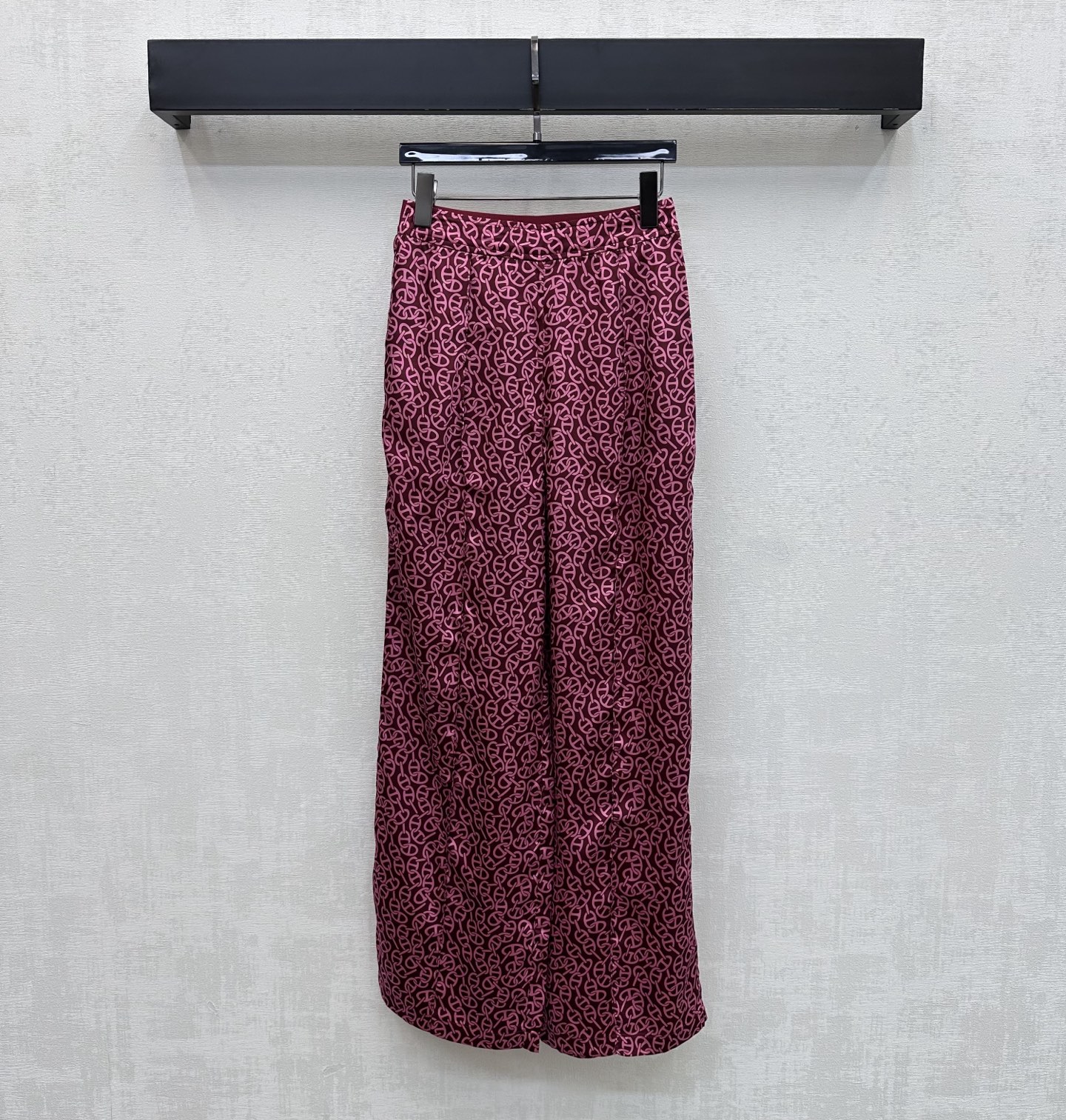 NO:859939,Herme*2026 new arrival silk printed trousers, customized YB imported mulberry silk material, light and smooth texture, skin-friendly and draping. Classic dark gray, brown and burgundy three colors are available. Low-key and high-end. Exquisite full-width retro geometric paisley print elements highlight the brand tone. Like the poems of old times, full of elegance and romance. Contrast color webbing adjustment and side zipper design add layering to the look. Development of surface accessories. High-waisted straight trousers cut. Can be matched with shirts of the same series.  A complete set for daily commuting and dating to easily create French high-end style. High version 3 colors-,,hermes,real silk,19860909Herme*2026新品上架真丝印花长裤定制YB进口桑蚕丝材质 质地轻盈顺滑 触感亲肤垂顺 经典的深灰咖色酒红三色可选 低调高级 精致满幅复古几何佩斯利印花元素 彰显品牌调性 如同旧时光里的诗篇充满优雅与浪漫气息 撞色织带调节配合侧拉链设计 增添造型层次感 面辅料开发 高腰直筒长裤剪裁 可搭配同系列衬衣 日常通勤约会成套穿搭轻松打造法式高级风  高版本3色-,,hermes,real silk,,Women's clothing