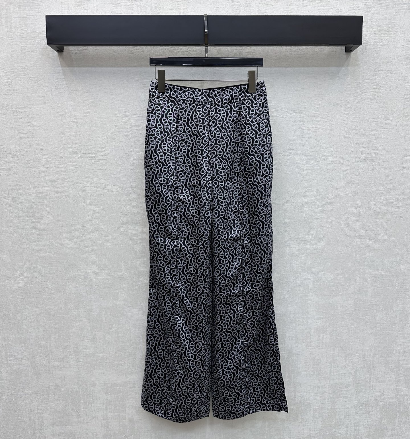 NO:859900,Herme*2026 new arrival silk printed trousers, customized YB imported mulberry silk material, light and smooth texture, skin-friendly and draping. Classic dark gray, brown and burgundy three colors are available. Low-key and high-end. Exquisite full-width retro geometric paisley print elements highlight the brand tone. Like the poems of old times, full of elegance and romance. Contrast color webbing adjustment and side zipper design add layering to the look. Development of surface accessories. High-waisted straight trousers cut. Can be matched with shirts of the same series.  A complete set for daily commuting and dating to easily create French high-end style. High version 3 colors-,,hermes,real silk,19860909Herme*2026新品上架真丝印花长裤定制YB进口桑蚕丝材质 质地轻盈顺滑 触感亲肤垂顺 经典的深灰咖色酒红三色可选 低调高级 精致满幅复古几何佩斯利印花元素 彰显品牌调性 如同旧时光里的诗篇充满优雅与浪漫气息 撞色织带调节配合侧拉链设计 增添造型层次感 面辅料开发 高腰直筒长裤剪裁 可搭配同系列衬衣 日常通勤约会成套穿搭轻松打造法式高级风  高版本3色-,,hermes,real silk,,Women's clothing