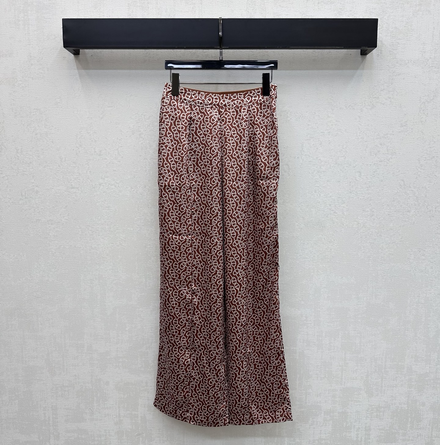 NO:859865,Herme*2026 new arrival silk printed trousers, customized YB imported mulberry silk material, light and smooth texture, skin-friendly and draping. Classic dark gray, brown and burgundy three colors are available. Low-key and high-end. Exquisite full-width retro geometric paisley print elements highlight the brand tone. Like the poems of old times, full of elegance and romance. Contrast color webbing adjustment and side zipper design add layering to the look. Development of surface accessories. High-waisted straight trousers cut. Can be matched with shirts of the same series.  A complete set for daily commuting and dating to easily create French high-end style. High version 3 colors-,,hermes,real silk,19860909Herme*2026新品上架真丝印花长裤定制YB进口桑蚕丝材质 质地轻盈顺滑 触感亲肤垂顺 经典的深灰咖色酒红三色可选 低调高级 精致满幅复古几何佩斯利印花元素 彰显品牌调性 如同旧时光里的诗篇充满优雅与浪漫气息 撞色织带调节配合侧拉链设计 增添造型层次感 面辅料开发 高腰直筒长裤剪裁 可搭配同系列衬衣 日常通勤约会成套穿搭轻松打造法式高级风  高版本3色-,,hermes,real silk,,Women's clothing