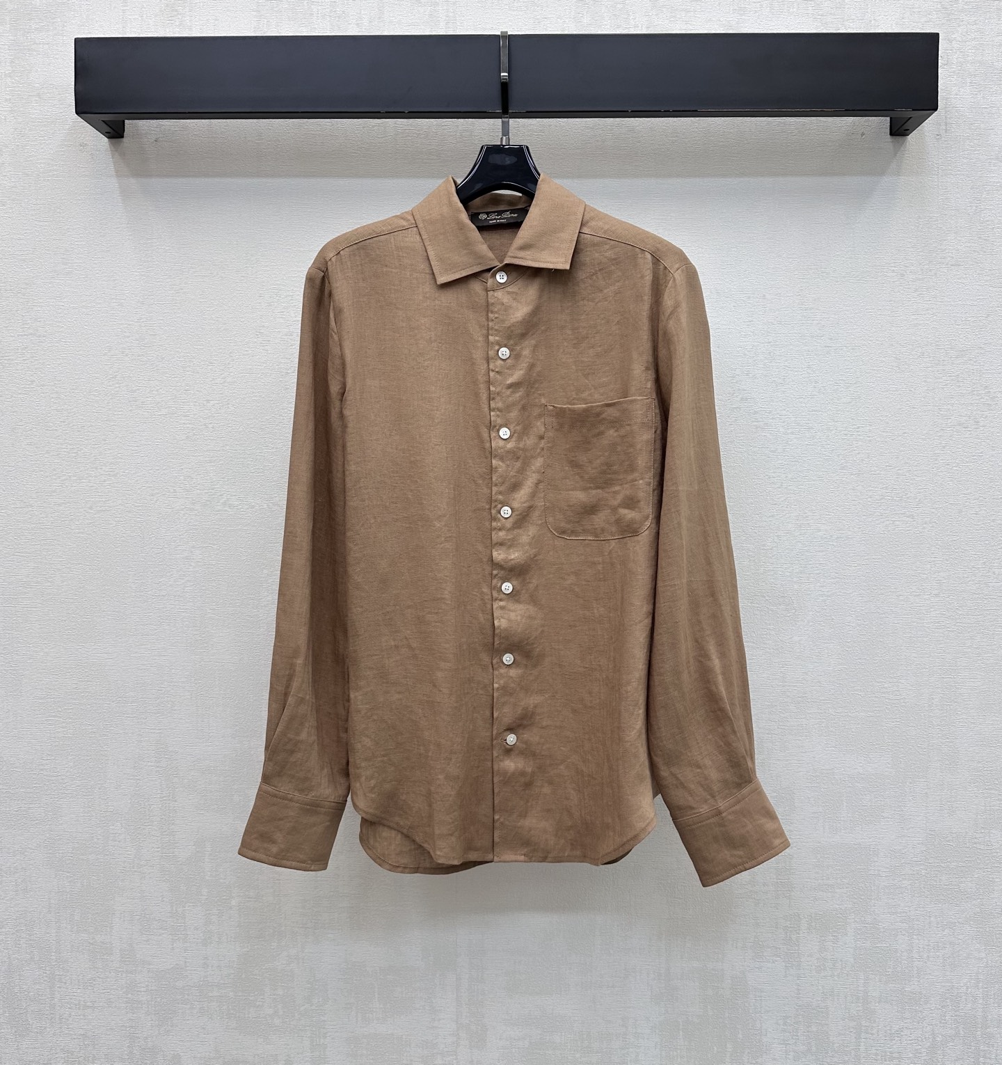 NO:866730,LP*2026 new products are on the shelves, old money style linen shirts, customized YB imported linen fabrics. Light and breathable texture, dry and skin-friendly. It has the unique texture of natural fibers and a micro-wrinkle effect. The upper body has a high-end, lazy and quiet luxury atmosphere. The placket button adjustment design accommodates various waistlines and is easy to put on and take off without any sense of restraint. The loose silhouette covers the flesh invisible and has an excellent drape feeling. It visually lengthens the body proportions and makes you appear taller and slimmer. Development of fabric accessories  Lapel long-sleeved shirt cut. Can be paired with trousers from the same series. Wear it as a set to easily create an old-money, high-end style. Elegant and casual. High version in 3 colors, loro piana, shirts,19860909LP*2026新品上架老钱风亚麻衬衣定制YB进口亚麻面料 质地轻盈透气 触感干爽亲肤 带有天然纤维的独特肌理感与微皱效果 上身自带高级慵懒的静奢氛围 开襟纽扣调节设计 包容各种腰围穿脱方便无束缚感 宽松廓形版型遮肉于无形 垂坠感极佳 视觉上拉长身材比例线条 显高显瘦 面辅料开发 翻领长袖衬衫剪裁 可搭配同系列长裤 成套穿搭轻松打造老钱高级风 优雅又随性 高版本3色,,loro piana,shirts,,Women's clothing