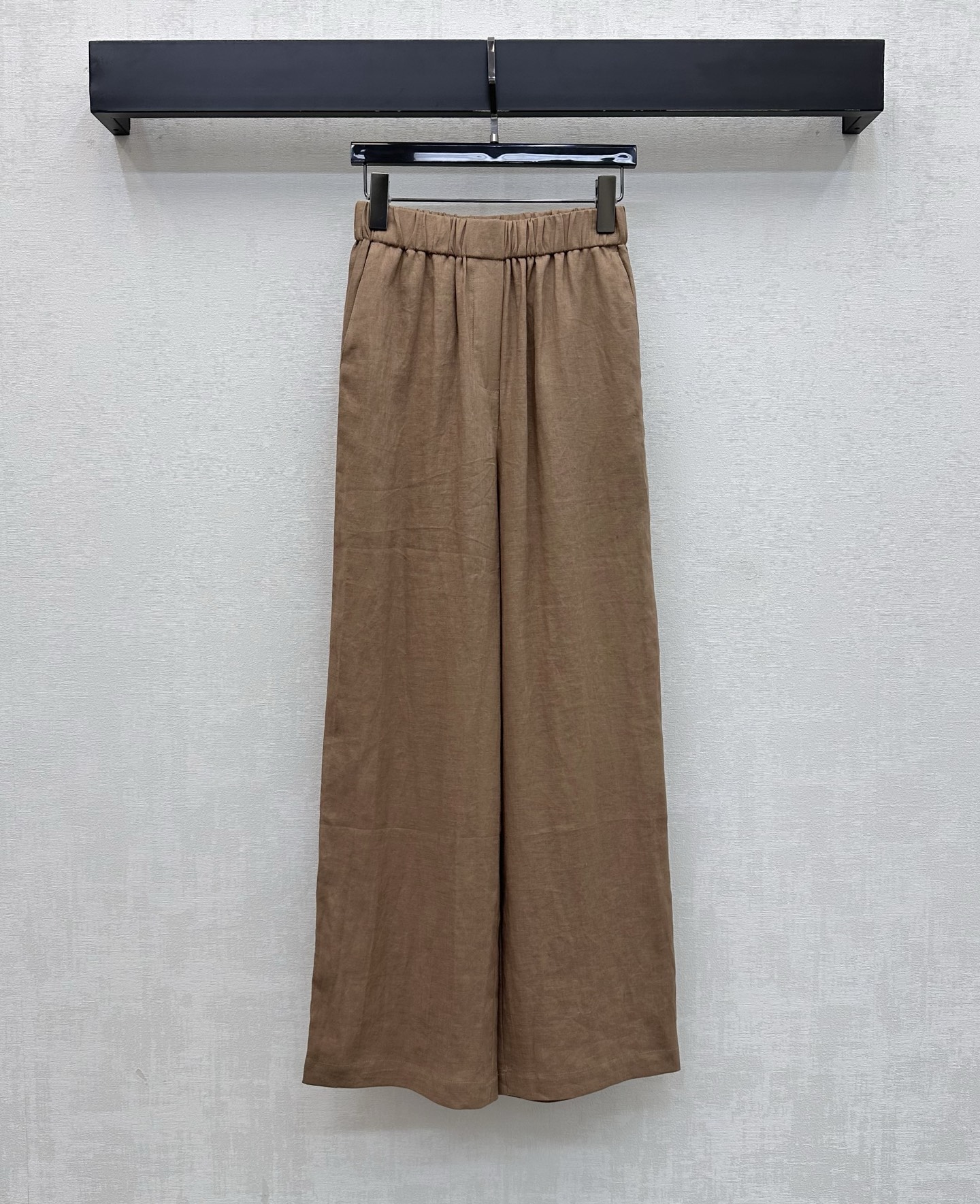 NO:866679,LP*2026 new products are on the shelves, old money style linen wide-leg trousers, customized YB imported linen fabric. The texture is light and breathable. It feels dry and skin-friendly. It has the unique texture of natural fibers and a micro-wrinkle effect. The upper body has a high-end, lazy and quiet luxury atmosphere. Comfortable elastic pleated waist design. It accommodates various waist sizes and is easy to put on and take off without any sense of restraint. The loose wide-leg version covers the flesh invisible. It has an excellent drape feeling. It visually lengthens the leg line and makes you appear taller and slimmer. Development of surface accessories  High-waisted straight-leg trousers can be paired with shirts from the same series. Wear them as a set to easily create an old-money, high-end style. Elegant and casual. High version in 3 colors, loro piana,19860909LP*2026新品上架老钱风亚麻阔腿长裤定制YB进口亚麻面料 质地轻盈透气 触感干爽亲肤 带有天然纤维的独特肌理感与微皱效果 上身自带高级慵懒的静奢氛围 舒适松紧褶皱腰头设计 包容各种腰围穿脱方便无束缚感 宽松阔腿版型遮肉于无形 垂坠感极佳 视觉上拉长腿部线条 显高显瘦 面辅料开发 高腰直筒长裤剪裁 可搭配同系列衬衣 成套穿搭轻松打造老钱高级风 优雅又随性 高版本3色,,loro piana,,Women's clothing