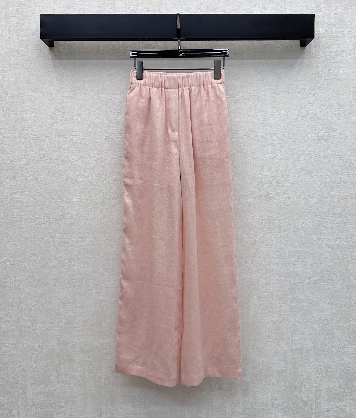 NO:866708,LP*2026 new products are on the shelves, old money style linen wide-leg trousers, customized YB imported linen fabric. The texture is light and breathable. It feels dry and skin-friendly. It has the unique texture of natural fibers and a micro-wrinkle effect. The upper body has a high-end, lazy and quiet luxury atmosphere. Comfortable elastic pleated waist design. It accommodates various waist sizes and is easy to put on and take off without any sense of restraint. The loose wide-leg version covers the flesh invisible. It has an excellent drape feeling. It visually lengthens the leg line and makes you appear taller and slimmer. Development of surface accessories  High-waisted straight-leg trousers can be paired with shirts from the same series. Wear them as a set to easily create an old-money, high-end style. Elegant and casual. High version in 3 colors, loro piana,19860909LP*2026新品上架老钱风亚麻阔腿长裤定制YB进口亚麻面料 质地轻盈透气 触感干爽亲肤 带有天然纤维的独特肌理感与微皱效果 上身自带高级慵懒的静奢氛围 舒适松紧褶皱腰头设计 包容各种腰围穿脱方便无束缚感 宽松阔腿版型遮肉于无形 垂坠感极佳 视觉上拉长腿部线条 显高显瘦 面辅料开发 高腰直筒长裤剪裁 可搭配同系列衬衣 成套穿搭轻松打造老钱高级风 优雅又随性 高版本3色,,loro piana,,Women's clothing