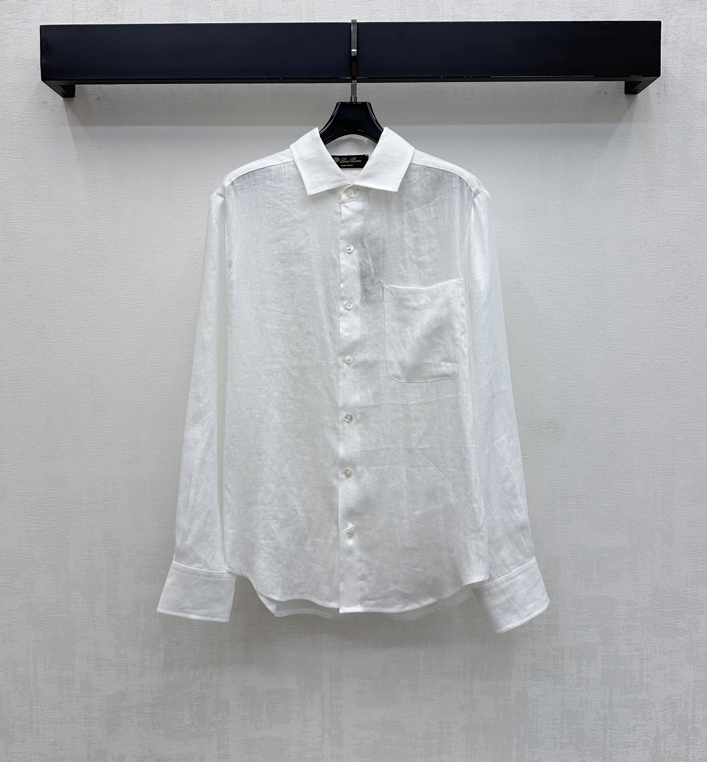 NO:866763,LP*2026 new products are on the shelves, old money style linen shirts, customized YB imported linen fabrics. Light and breathable texture, dry and skin-friendly. It has the unique texture of natural fibers and a micro-wrinkle effect. The upper body has a high-end, lazy and quiet luxury atmosphere. The placket button adjustment design accommodates various waistlines and is easy to put on and take off without any sense of restraint. The loose silhouette covers the flesh invisible and has an excellent drape feeling. It visually lengthens the body proportions and makes you appear taller and slimmer. Development of fabric accessories  Lapel long-sleeved shirt cut. Can be paired with trousers from the same series. Wear it as a set to easily create an old-money, high-end style. Elegant and casual. High version in 3 colors, loro piana, shirts,19860909LP*2026新品上架老钱风亚麻衬衣定制YB进口亚麻面料 质地轻盈透气 触感干爽亲肤 带有天然纤维的独特肌理感与微皱效果 上身自带高级慵懒的静奢氛围 开襟纽扣调节设计 包容各种腰围穿脱方便无束缚感 宽松廓形版型遮肉于无形 垂坠感极佳 视觉上拉长身材比例线条 显高显瘦 面辅料开发 翻领长袖衬衫剪裁 可搭配同系列长裤 成套穿搭轻松打造老钱高级风 优雅又随性 高版本3色,,loro piana,shirts,,Women's clothing