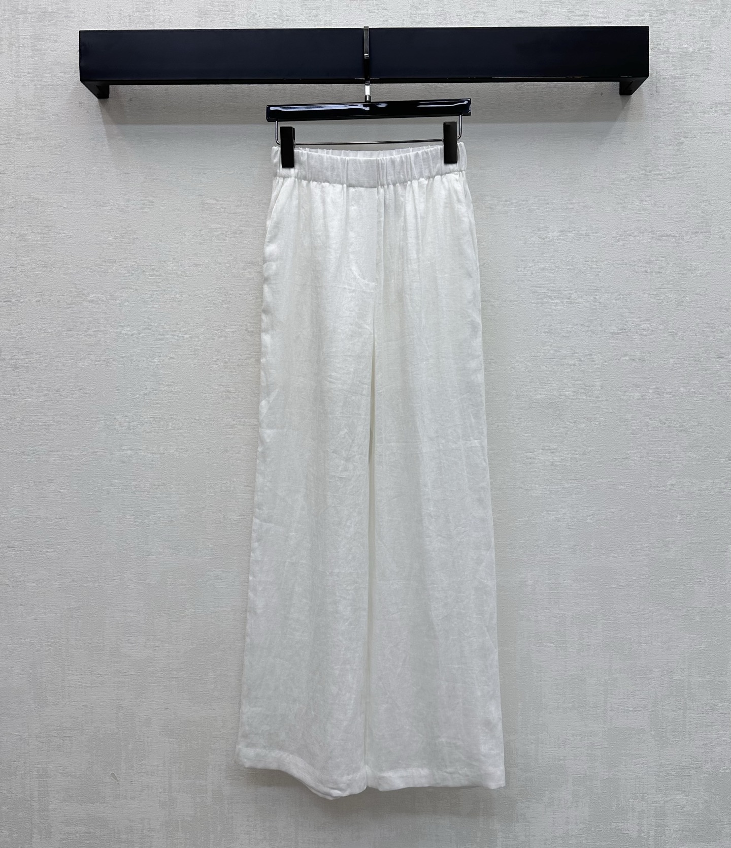 NO:866684,LP*2026 new products are on the shelves, old money style linen wide-leg trousers, customized YB imported linen fabric. The texture is light and breathable. It feels dry and skin-friendly. It has the unique texture of natural fibers and a micro-wrinkle effect. The upper body has a high-end, lazy and quiet luxury atmosphere. Comfortable elastic pleated waist design. It accommodates various waist sizes and is easy to put on and take off without any sense of restraint. The loose wide-leg version covers the flesh invisible. It has an excellent drape feeling. It visually lengthens the leg line and makes you appear taller and slimmer. Development of surface accessories  High-waisted straight-leg trousers can be paired with shirts from the same series. Wear them as a set to easily create an old-money, high-end style. Elegant and casual. High version in 3 colors, loro piana,19860909LP*2026新品上架老钱风亚麻阔腿长裤定制YB进口亚麻面料 质地轻盈透气 触感干爽亲肤 带有天然纤维的独特肌理感与微皱效果 上身自带高级慵懒的静奢氛围 舒适松紧褶皱腰头设计 包容各种腰围穿脱方便无束缚感 宽松阔腿版型遮肉于无形 垂坠感极佳 视觉上拉长腿部线条 显高显瘦 面辅料开发 高腰直筒长裤剪裁 可搭配同系列衬衣 成套穿搭轻松打造老钱高级风 优雅又随性 高版本3色,,loro piana,,Women's clothing