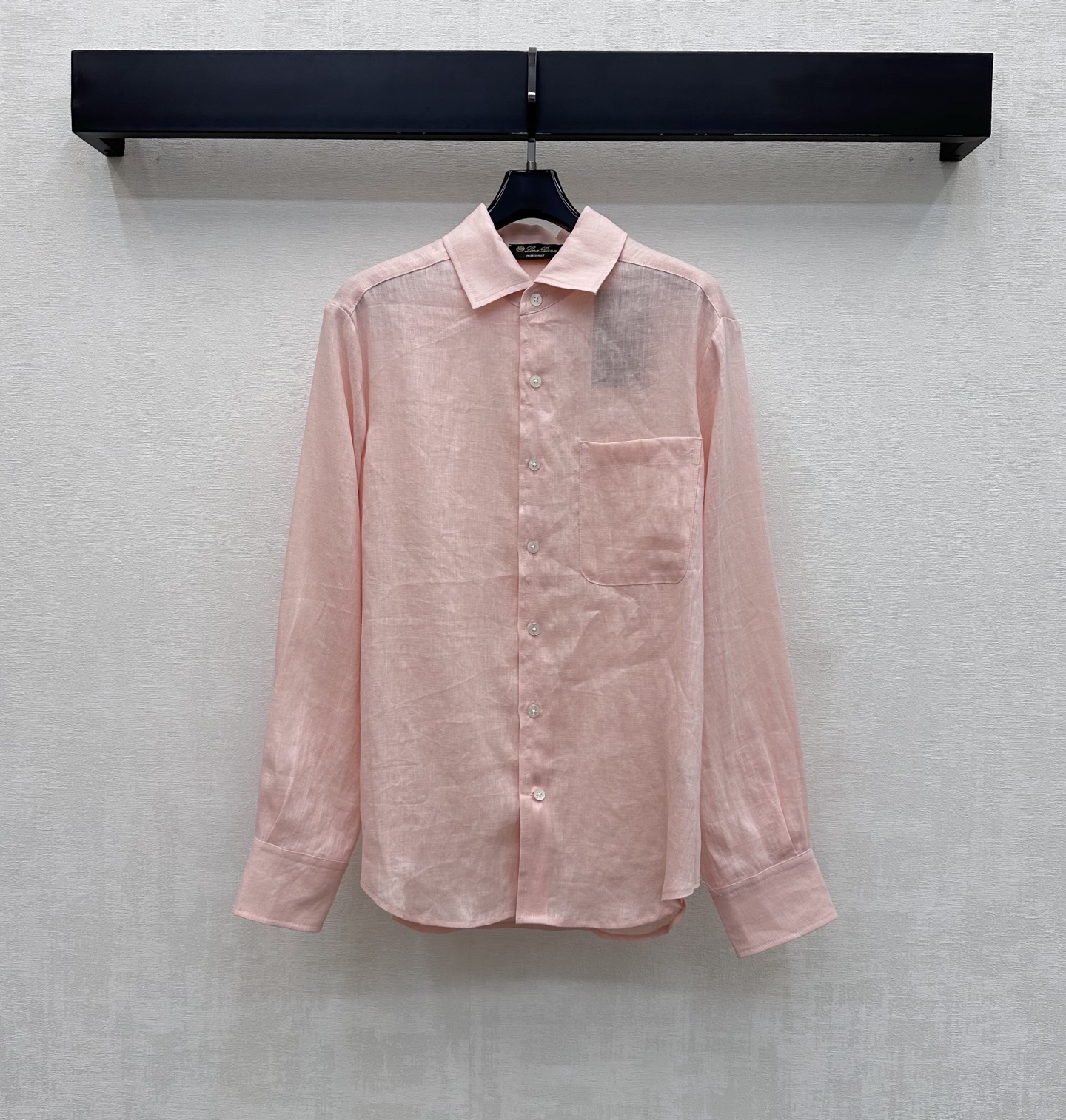 NO:866747,LP*2026 new products are on the shelves, old money style linen shirts, customized YB imported linen fabrics. Light and breathable texture, dry and skin-friendly. It has the unique texture of natural fibers and a micro-wrinkle effect. The upper body has a high-end, lazy and quiet luxury atmosphere. The placket button adjustment design accommodates various waistlines and is easy to put on and take off without any sense of restraint. The loose silhouette covers the flesh invisible and has an excellent drape feeling. It visually lengthens the body proportions and makes you appear taller and slimmer. Development of fabric accessories  Lapel long-sleeved shirt cut. Can be paired with trousers from the same series. Wear it as a set to easily create an old-money, high-end style. Elegant and casual. High version in 3 colors, loro piana, shirts,19860909LP*2026新品上架老钱风亚麻衬衣定制YB进口亚麻面料 质地轻盈透气 触感干爽亲肤 带有天然纤维的独特肌理感与微皱效果 上身自带高级慵懒的静奢氛围 开襟纽扣调节设计 包容各种腰围穿脱方便无束缚感 宽松廓形版型遮肉于无形 垂坠感极佳 视觉上拉长身材比例线条 显高显瘦 面辅料开发 翻领长袖衬衫剪裁 可搭配同系列长裤 成套穿搭轻松打造老钱高级风 优雅又随性 高版本3色,,loro piana,shirts,,Women's clothing