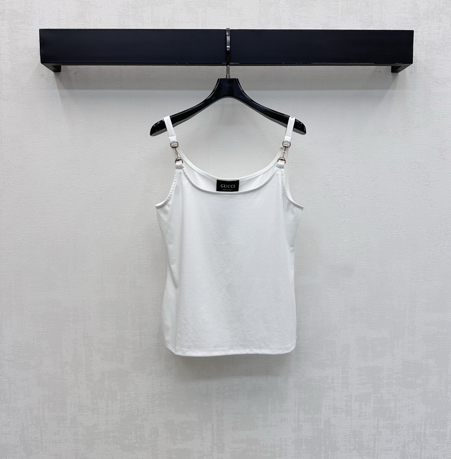 NO:859930,Gucc*2026 new arrival Metal buckle camisole customized YB imported twill cotton material Light and breathable texture The upper body has a high-end and simple atmosphere The spaghetti strap design modifies the shoulder line The exquisite metal horsebit buckle ring decoration on the shoulder strap highlights the brand tone Development of surface accessories Spaghetti strap vest tailoring Wear it alone with a suit jacket or with a shirt underneath, you can easily create a minimalist high-end style High version 2 colors, gucci, jackets & coats, shirts, business suit,19860909Gucc*2026新品上架金属扣环吊带背心定制YB进口斜纹棉材质 质地轻盈透气 上身自带高级简约氛围 细肩带设计修饰肩部线条 肩带处精致金属马衔扣环装饰 彰显品牌调性 面辅料开发 细肩带背心剪裁 单穿搭配西装外套还是内搭衬衫 都能轻松打造极简高级风  高版本2色,,gucci,jackets & coats,shirts,business suit,,Women's clothing