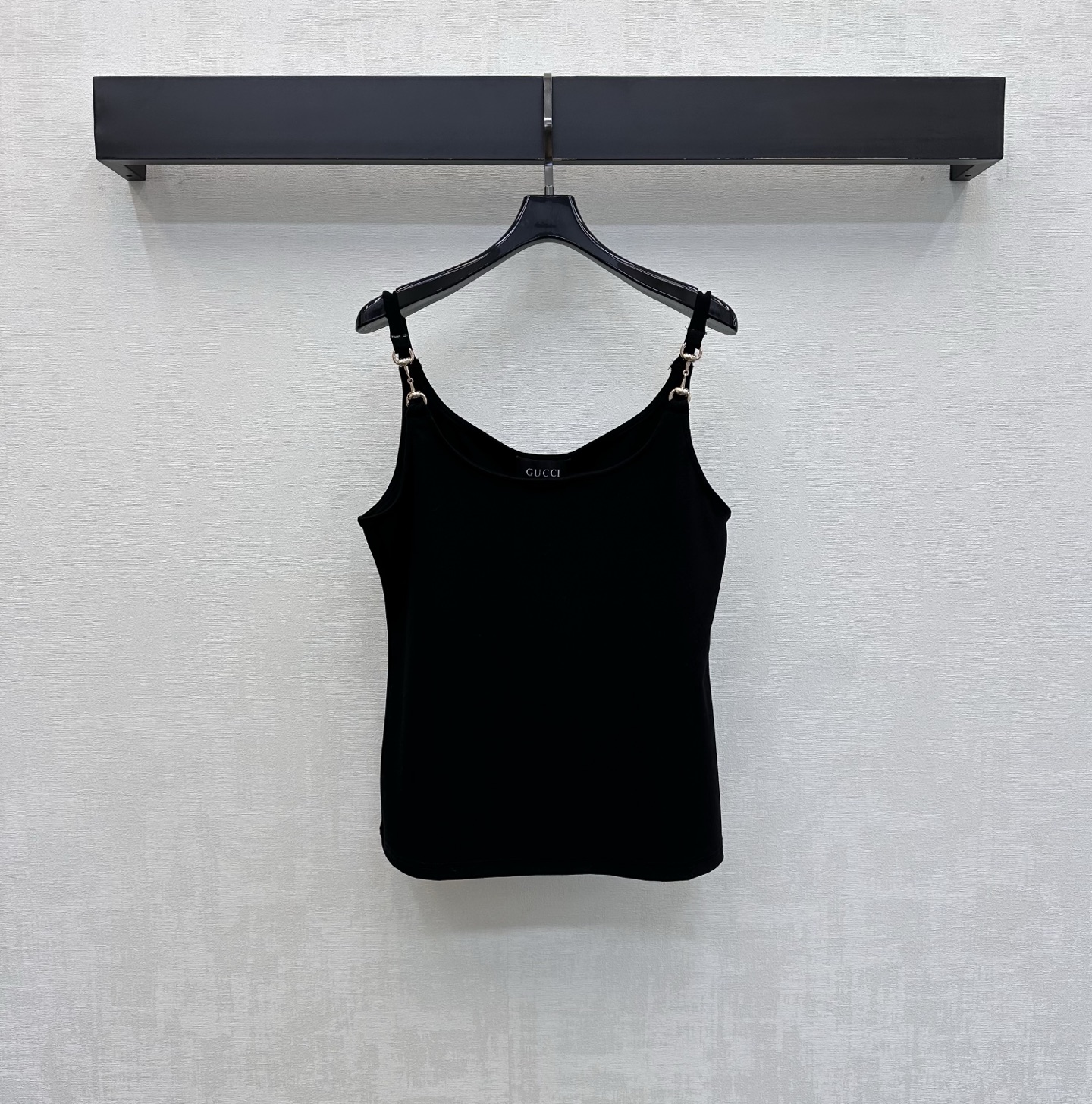 NO:859956,Gucc*2026 new arrival Metal buckle camisole customized YB imported twill cotton material Light and breathable texture The upper body has a high-end and simple atmosphere The spaghetti strap design modifies the shoulder line The exquisite metal horsebit buckle ring decoration on the shoulder strap highlights the brand tone Development of surface accessories Spaghetti strap vest tailoring Wear it alone with a suit jacket or with a shirt underneath, you can easily create a minimalist high-end style High version 2 colors, gucci, jackets & coats, shirts, business suit,19860909Gucc*2026新品上架金属扣环吊带背心定制YB进口斜纹棉材质 质地轻盈透气 上身自带高级简约氛围 细肩带设计修饰肩部线条 肩带处精致金属马衔扣环装饰 彰显品牌调性 面辅料开发 细肩带背心剪裁 单穿搭配西装外套还是内搭衬衫 都能轻松打造极简高级风  高版本2色,,gucci,jackets & coats,shirts,business suit,,Women's clothing