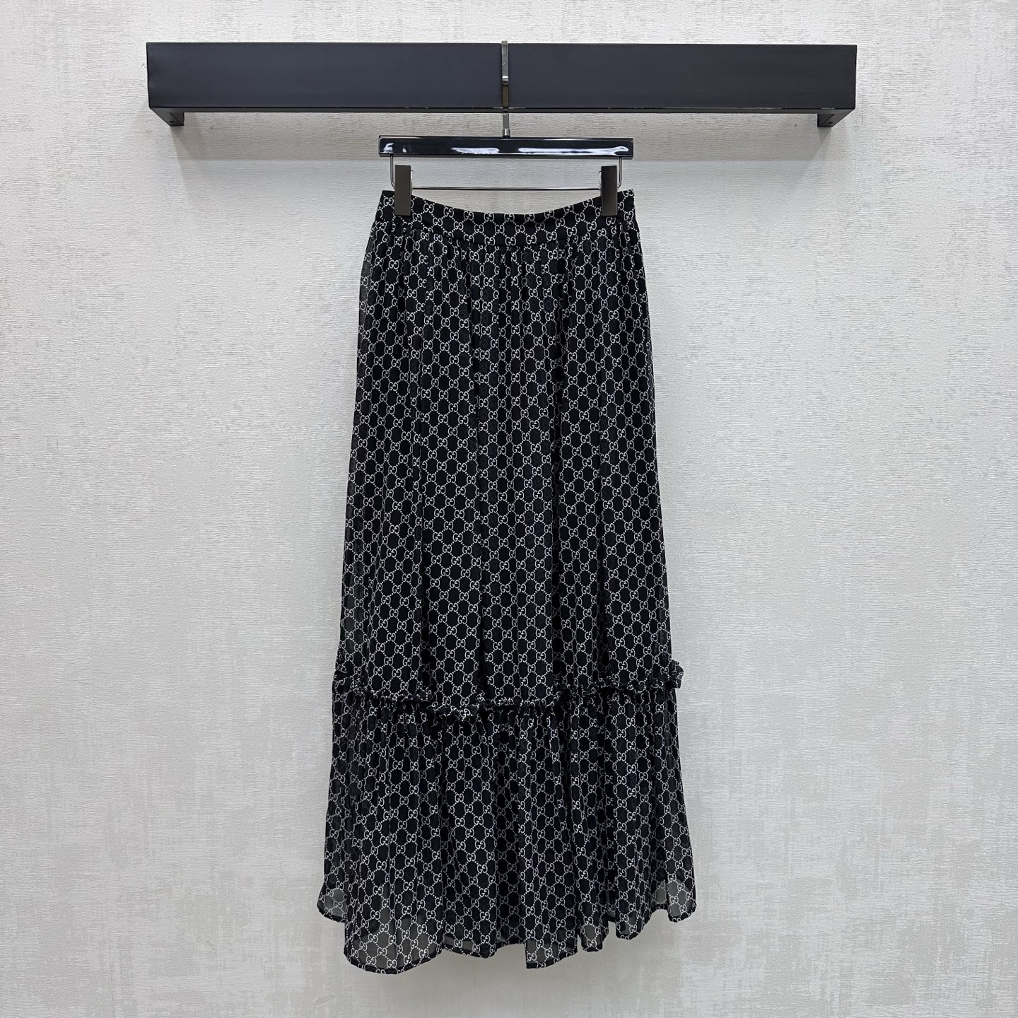 NO:861431,Gucc*2026 new products on the shelves. All-over printed splicing skirt. Customized YB imported silk satin blended material. Light and smooth texture. Skin-friendly drape. Unique texture of natural fibers. Classic dark gray base with all-over printed iconic double G letter logo elements. Highlight the brand tone. Continue to use the spliced and pleated skirt design to add layering to the look. Development of surface accessories. High-waisted A-swing skirt cut. Can be paired with shirts from the same series. You can easily create a French high-end style for daily commuting or weekend dates.  High version,,gucci,skirts,19860909Gucc*2026新品上架满印拼接半裙定制YB进口丝缎混纺材质 质地轻盈顺滑 触感亲肤垂坠 带有天然纤维的独特肌理感 经典深灰底配合满印标志性双G字母徽标元素 彰显品牌调性 沿用拼接压褶裙摆设计 增添造型层次感 面辅料开发 高腰A摆半裙剪裁 可搭配同系列衬衣 日常通勤还是周末约会都能轻松打造法式高级风 高版本,,gucci,skirts,,Women's clothing