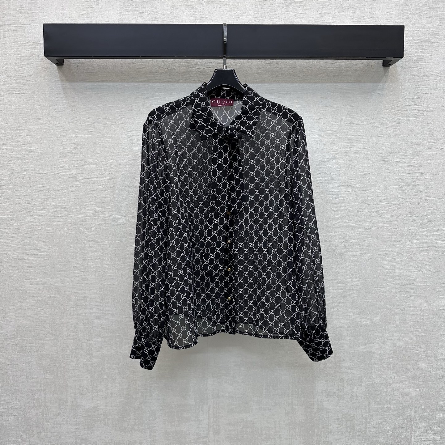 NO:861444,Gucc*2026 new arrival all-over printed lace-up shirt customized YB imported silk satin blend material. Light and smooth texture, skin-friendly drape, with unique texture of natural fiber. Classic dark gray base with all-over printed iconic double G letter logo elements to highlight the brand tone. Open button adjustment and lace design add layering to the look. Development of surface accessories. Lapel long-sleeved shirt tailoring. Can be paired with skirts from the same series. You can easily create a French high-end style for daily commuting or weekend dates.  High version,,gucci,skirts,shirts,19860909Gucc*2026新品上架满印系带衬衣定制YB进口丝缎混纺材质 质地轻盈顺滑 触感亲肤垂坠 带有天然纤维的独特肌理感 经典深灰底配合满印标志性双G字母徽标元素 彰显品牌调性 开襟纽扣调节配合系带设计 增添造型层次感 面辅料开发 翻领长袖衬衫剪裁 可搭配同系列半裙 日常通勤还是周末约会都能轻松打造法式高级风 高版本,,gucci,skirts,shirts,,Women's clothing