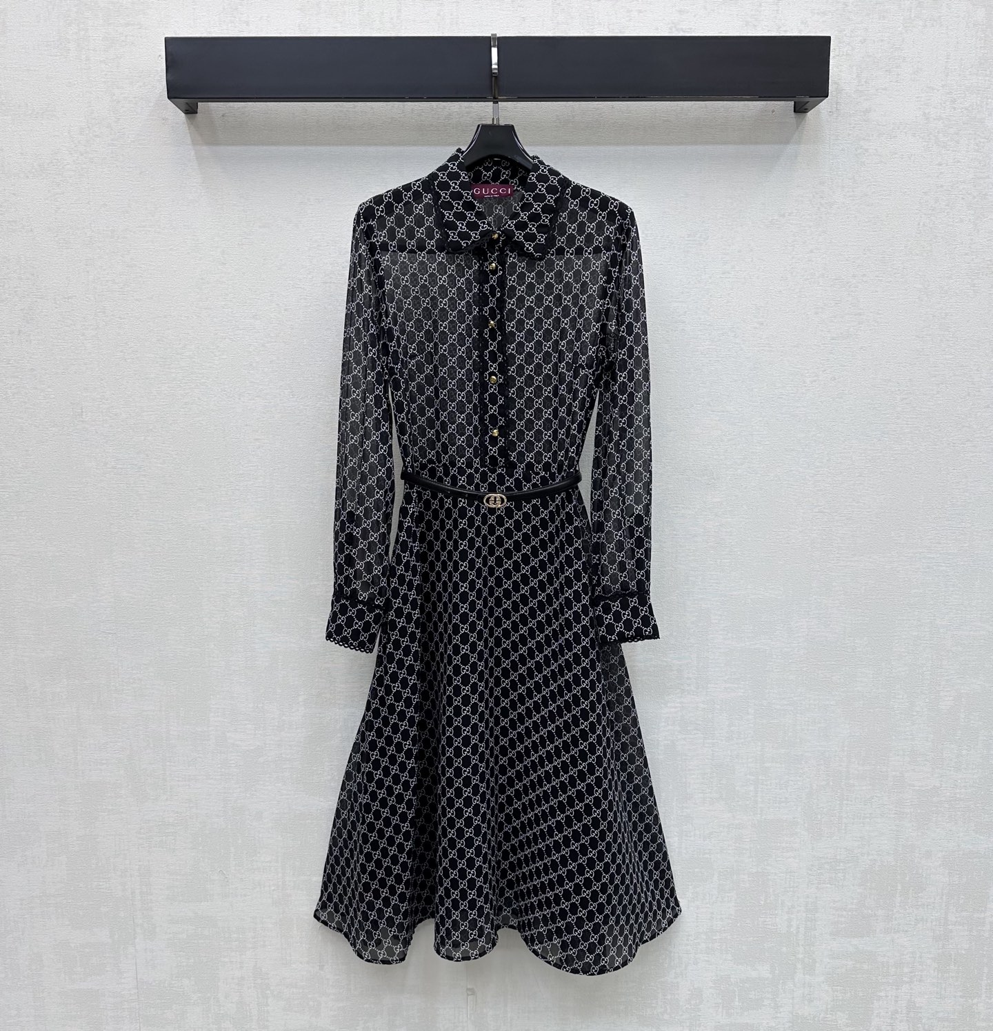 NO:861456,Gucc*2026 new products are on the shelves. The all-over printed belt shirt dress is made of custom YB imported silk satin blend material. The texture is light and smooth. It feels skin-friendly and drape. It has a unique texture of natural fibers. The classic dark gray base is combined with the all-over printed iconic double G letter logo element to highlight the brand tone. The half-platform button adjustment is combined with the metal letter buckle belt design to add layering to the look. Surface accessories development. Lapel long-sleeved dress tailoring. You can easily create a French high-end style for daily commuting or weekend dates.  High version,,gucci,skirts,19860909Gucc*2026新品上架满印腰带衬衣裙定制YB进口丝缎混纺材质 质地轻盈顺滑 触感亲肤垂坠 带有天然纤维的独特肌理感 经典深灰底配合满印标志性双G字母徽标元素 彰显品牌调性 半开襟纽扣调节配合金属字母扣皮带设计 增添造型层次感 面辅料开发 翻领长袖连衣裙剪裁 日常通勤还是周末约会都能轻松打造法式高级风 高版本,,gucci,skirts,,Women's clothing