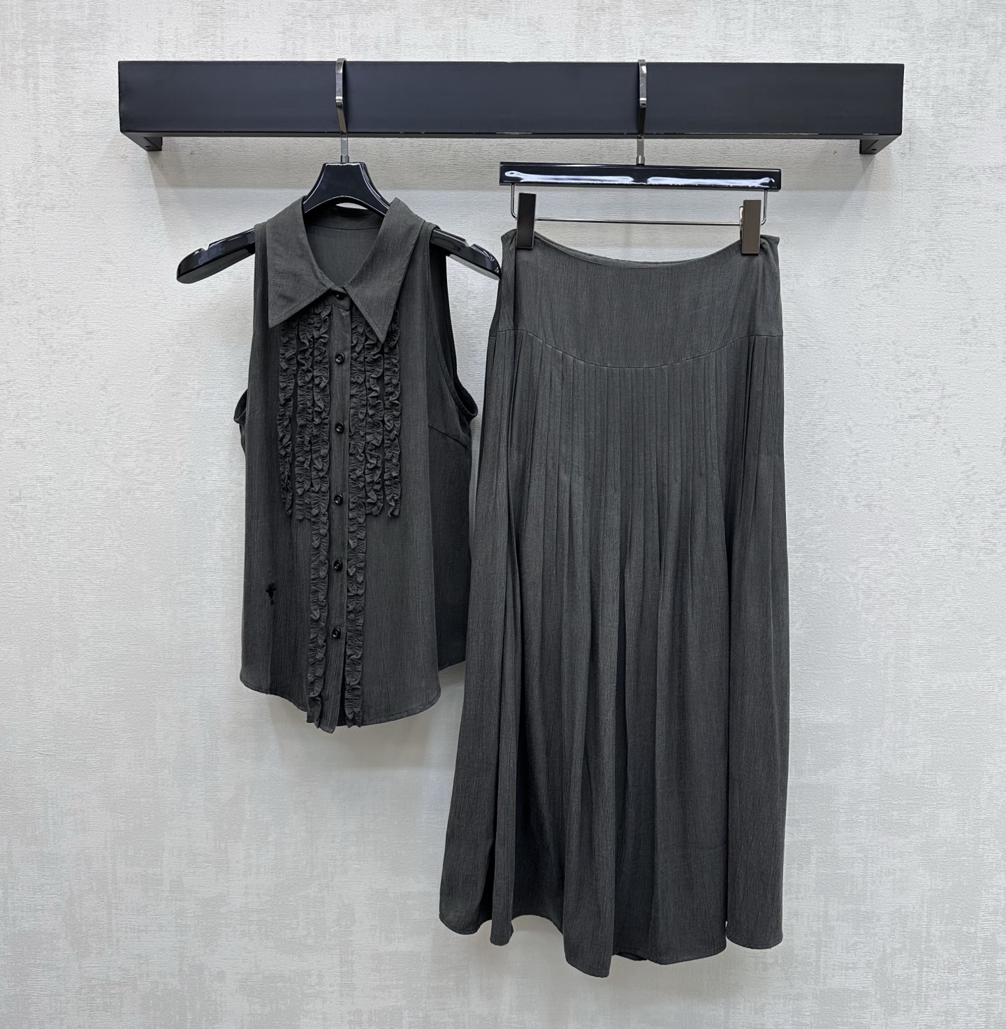 NO:861367,Dio*2026 New Arrival Sleeveless Pleated Shirt Skirt Set Customized YB Imported Mercerized Cotton Blended Fabric Light and Crisp Texture Soft and Skin-Friendly Three-dimensional Pleated Lace Embellishment on the Chest and Multi-layered Fine Pleated Skirt Cutting Design Breaks the Monotony to Add Level and Sophistication Signature Bee Embroidered Logo Decoration Highlights the Brand Tonality Development of Surface Accessories Lapel Sleeveless Shirt High Waist A-Line Skirt Suit Easily create a cool and high-end style when worn as a set  High version,,dior,skirts,shirts,19860909Dio*2026新品上架无袖褶皱衬衫半裙套装定制YB进口丝光棉混纺面料 质地轻盈挺括 触感软糯亲肤 胸前立体褶皱花边点缀配合多层细密百褶裙摆裁剪设计 打破单调增加层次与精致感 标志性字母蜜蜂刺绣徽标装饰 彰显品牌调性 面辅料开发 翻领无袖衬衫高腰A字半裙套装 成套穿搭轻松打造清冷高级风  高版本,,dior,skirts,shirts,,Women's clothing