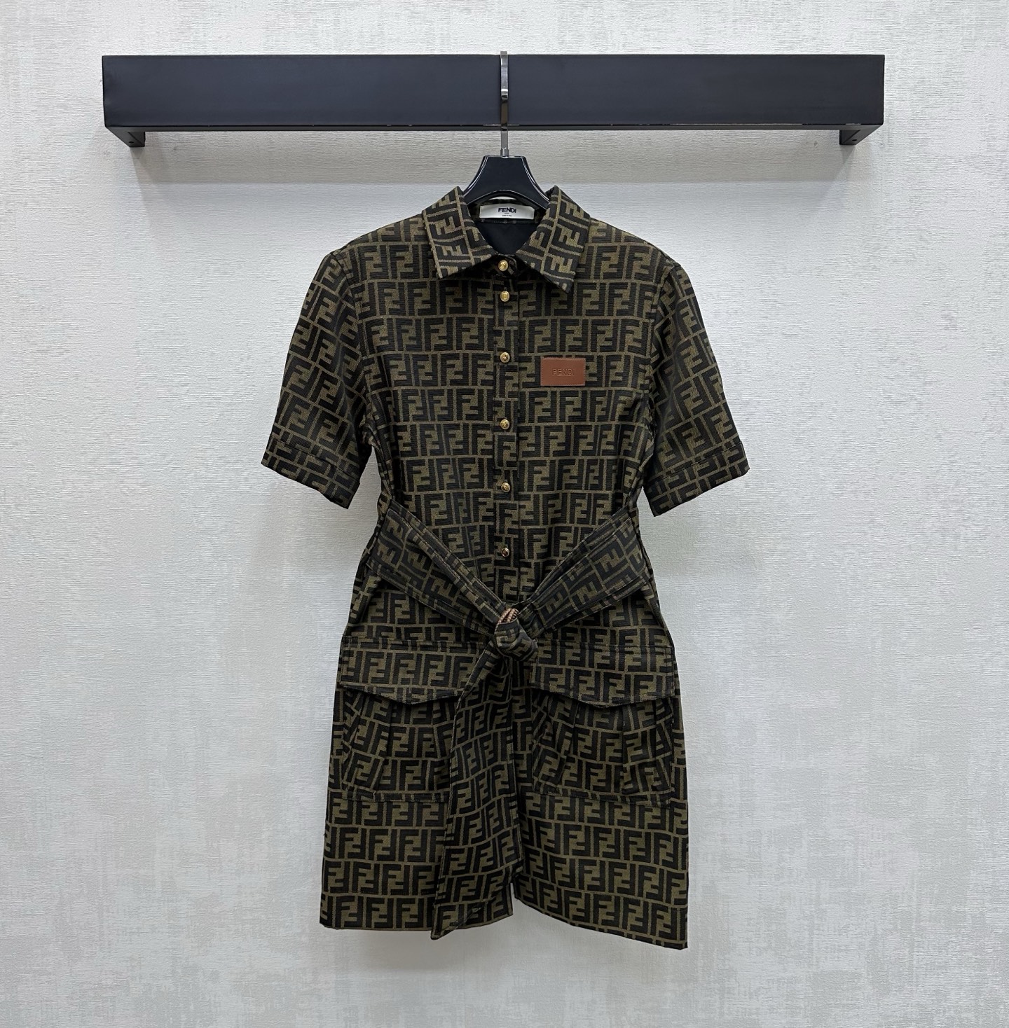 NO:861406,Fend*2026 new arrivals jacquard short-sleeved shirt dress made of custom YB imported jacquard material. Crisp and stylish texture. Classic dark brown and black intertwined iconic presbyopia logo elements to highlight the brand tone. The waist is equipped with an old metal ring buckle that can be freely adjusted to add layering to the look. Perfectly outlines the waist to make you taller and slimmer. Visually, the A-line skirt naturally spreads out to hide the flesh. Development of surface accessories. Lapel short-sleeved dress tailoring  Whether it is daily commuting or weekend dating, you can easily create Italian high-end style. Wear it to become an elegant and modern urban beauty. High version, fendi, skirts, shirts, T-shirt,19860909Fend*2026新品上架提花短袖衬衫裙定制YB进口提花材质 质地挺括有型 经典深棕与黑色交织标志性老花徽标元素 彰显品牌调性 腰部配有做旧金属圆环扣带自由调节松紧 增添造型层次感 完美勾勒腰身显高显瘦 视觉上更具纵向延伸感 A字裙摆自然散开 遮肉于无形 面辅料开发 翻领短袖连衣裙剪裁 无论是日常通勤还是周末约会都能轻松打造意式高级风 穿上它做个优雅又摩登的都市丽人  高版本,,fendi,skirts,shirts,T-shirt,,Women's clothing