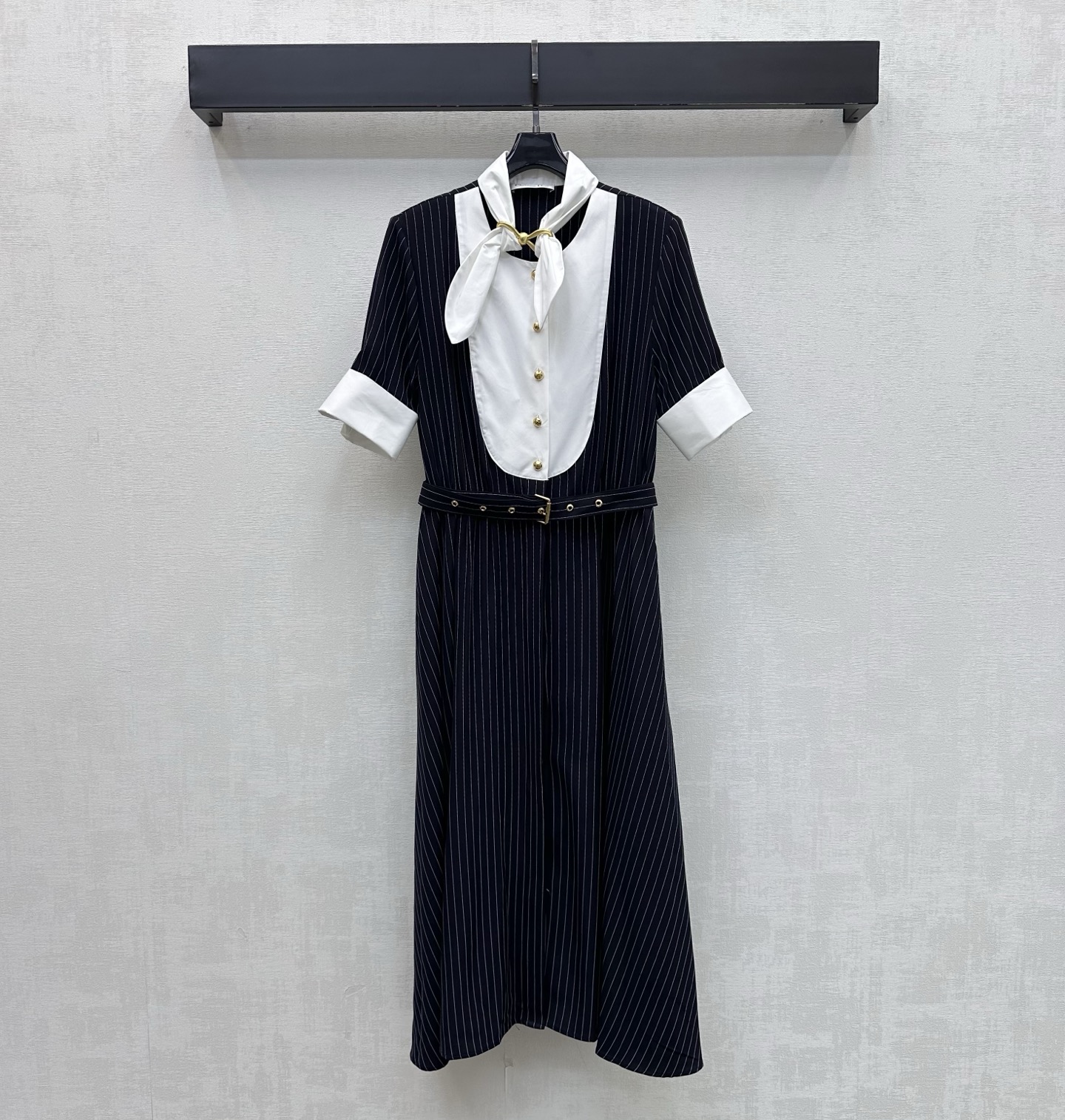 NO:861470,Dio*2026 new arrivals, spliced striped dress, custom-made YB imported material, vertical, crisp and stylish, classic navy blue and white thin vertical stripes, combined with exquisite white ribbon tie splicing design to add layering to the look, half placket engraved metal button opening and closing, with metal buckle of this fabric to freely adjust the waistline, perfectly outlines the waist, covering the flesh invisible, development of surface accessories, short-sleeved dress tailoring, whether it is daily commuting or weekend dating, you can easily create a French high-end style  Wear it to be a gentle and intellectual urban beauty. High version, dior, skirts, T-shirt,19860909Dio*2026新品上架拼接条纹连衣裙定制YB进口材质 垂顺挺括有型 经典藏青色与白色细竖条纹 配合精致白色飘带领拼接设计 增添造型层次感 半开襟刻印金属纽扣开合处理 搭配本布金属扣带自由调节腰线 完美勾勒腰身 遮肉于无形 面辅料开发 短袖连衣裙剪裁 无论是日常通勤还是周末约会 都能轻松打造法式高级风 穿上它做个温柔又知性的都市丽人 高版本,,dior,skirts,T-shirt,,Women's clothing