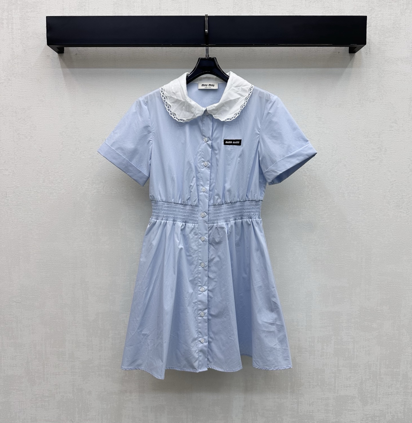 NO:861379,Miumi*2026 new product launches lace splicing short-sleeved shirt dress customized YB imported cotton poplin fabric. The texture is light and breathable. The fresh light blue tone is clean and healing and has an age-reducing girlish atmosphere. The iconic letter logo decoration is embellished on the chest to highlight the brand's tone. The exquisite lace splicing design on the neckline breaks the monotony and adds sweetness and agility. The waist is made of fine and precise craftsmanship to perfectly tighten the waistline. With the A-line skirt, it is naturally spread out and cut to hide the flesh. Development of surface accessories  Lapel short-sleeved dress cut. Easily create a Korean lazy style for daily commuting. Fresh and playful oxygen girl. High version, miumiu, skirts, T-shirt,19860909Miumi*2026新品上架蕾丝拼接短袖衬衣裙定制YB进口棉府绸面料 质地轻盈透气 清新浅蓝色调干净治愈自带减龄少女氛围 胸前点缀标志性字母徽标装饰 彰显品牌调性 领口精致蕾丝花边拼接设计 打破单调增加甜美与灵动感 腰部细密打揽工艺完美收束腰线 配合A字裙摆自然散开裁剪处理 遮肉于无形 面辅料开发 翻领短袖连衣裙剪裁 日常通勤穿搭轻松打造韩系慵懒风 清新又俏皮的氧气少女 高版本,,miumiu,skirts,T-shirt,,Women's clothing