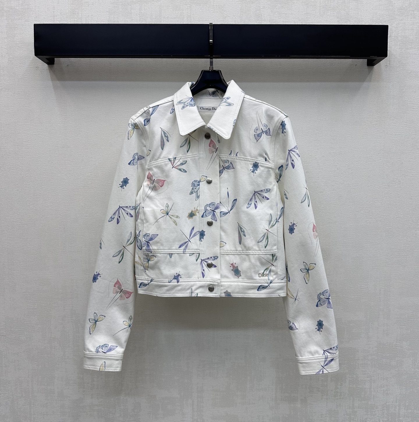 NO:861356,Dio*2026 new arrival butterfly print denim jacket, custom made of YB imported twill cotton denim material, crisp, comfortable and stylish, fresh off-white tone, with exquisite colorful butterfly print pattern, like elves scattered on the skirt, adding layering to the style. Iconic letters are embellished to highlight the brand tone. Development of fabric accessories. Lapel jacket tailoring. Can be paired with skirts from the same series. Easily create a spring romantic style. Wear it to be a fresh and smart oxygen girl.  High version,,dior,skirts,jackets & coats,jackets & coats,19860909Dio*2026新品上架蝴蝶印花牛仔外套定制YB进口斜纹全棉牛仔材质 挺括舒适有型 清新米白色调 配合精致彩色蝴蝶印花图案 如同散落在衣襟上的精灵 增添造型层次感 标志性字母为标点缀其中 彰显品牌调性 面辅料开发 翻领夹克外套剪裁 可搭配同系列半裙 轻松打造春日浪漫风 穿上它做个清新又灵动的氧气少女 高版本,,dior,skirts,jackets & coats,jackets & coats,,Women's clothing