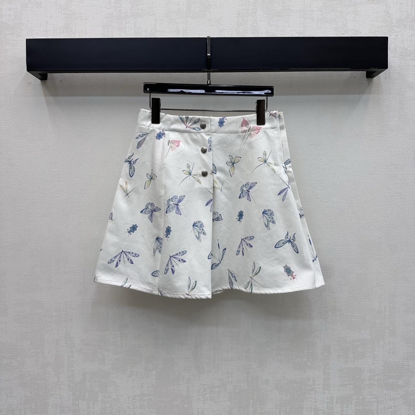NO:861469,Dio*2026 new products are on the shelves. Butterfly print denim skirt is made of YB imported twill cotton denim material. It is stiff, comfortable and stylish. Fresh off-white tone. It is matched with exquisite colorful butterfly print patterns. Like elves scattered on the skirt, it adds a sense of layering to the style. The iconic letters are embellished to highlight the brand tone. Fabric and accessories development. High-waisted A-line skirt cut. Can be paired with jackets from the same series. Easily create a spring romantic style. Wear it to be a fresh and smart oxygen girl.  High version,,dior,skirts,jackets & coats,19860909Dio*2026新品上架蝴蝶印花牛仔半裙定制YB进口斜纹全棉牛仔材质 挺括舒适有型 清新米白色调 配合精致彩色蝴蝶印花图案 如同散落在衣襟上的精灵 增添造型层次感 标志性字母为标点缀其中 彰显品牌调性 面辅料开发 高腰A字半裙剪裁 可搭配同系列外套 轻松打造春日浪漫风 穿上它做个清新又灵动的氧气少女 高版本,,dior,skirts,jackets & coats,,Women's clothing