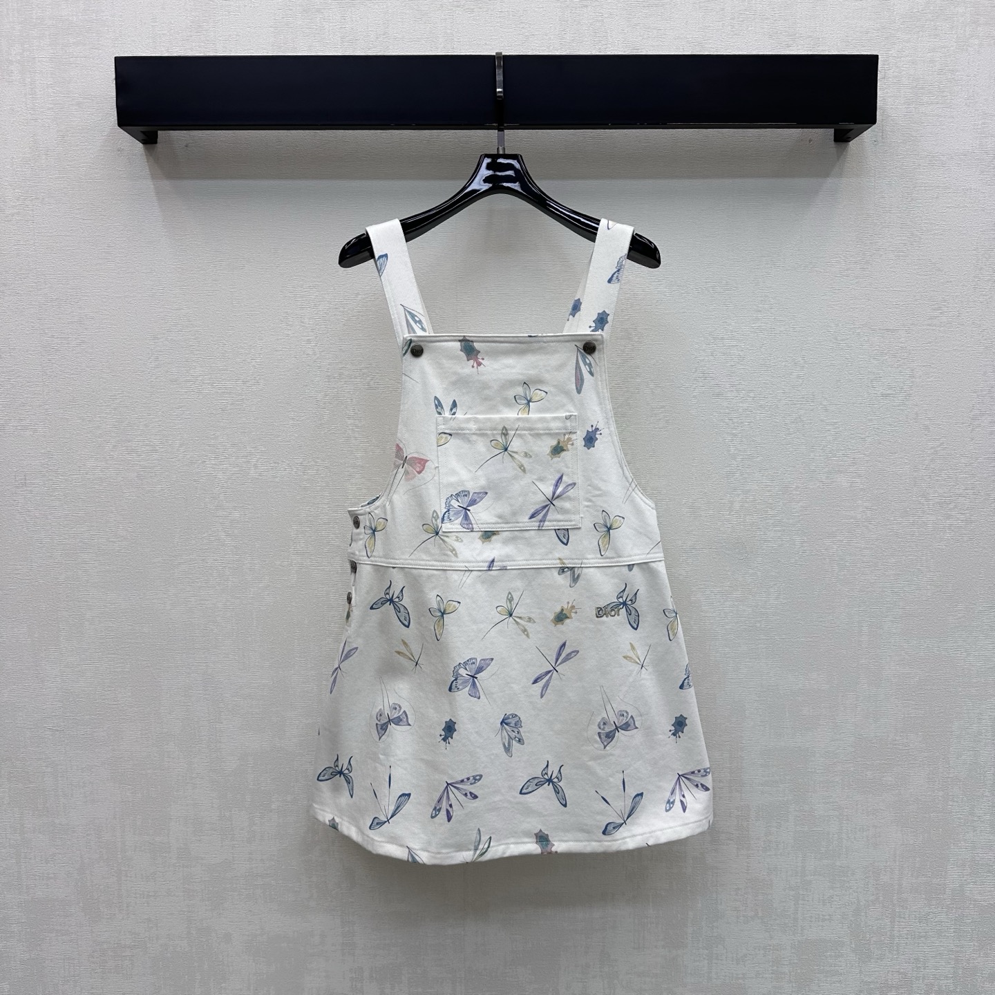 NO:861443,Dio*2026 new product launch butterfly print denim suspender skirt customized YB imported twill cotton denim material, crisp, comfortable and stylish, fresh off-white tone with exquisite colorful butterfly print pattern, like elves scattered on the skirt, adding layering to the style. Iconic letters are embellished to highlight the brand tone. Development of fabric accessories. Sleeveless dress tailoring. Easily create a spring romantic style. Wear it to be a fresh and smart oxygen girl. High version, dior, skirts,19860909Dio*2026新品上架蝴蝶印花牛仔背带裙定制YB进口斜纹全棉牛仔材质 挺括舒适有型 清新米白色调配合精致彩色蝴蝶印花图案 如同散落在衣襟上的精灵 增添造型层次感 标志性字母为标点缀其中 彰显品牌调性 面辅料开发 无袖连衣裙剪裁 轻松打造春日浪漫风 穿上它做个清新又灵动的氧气少女 高版本,,dior,skirts,,Women's clothing