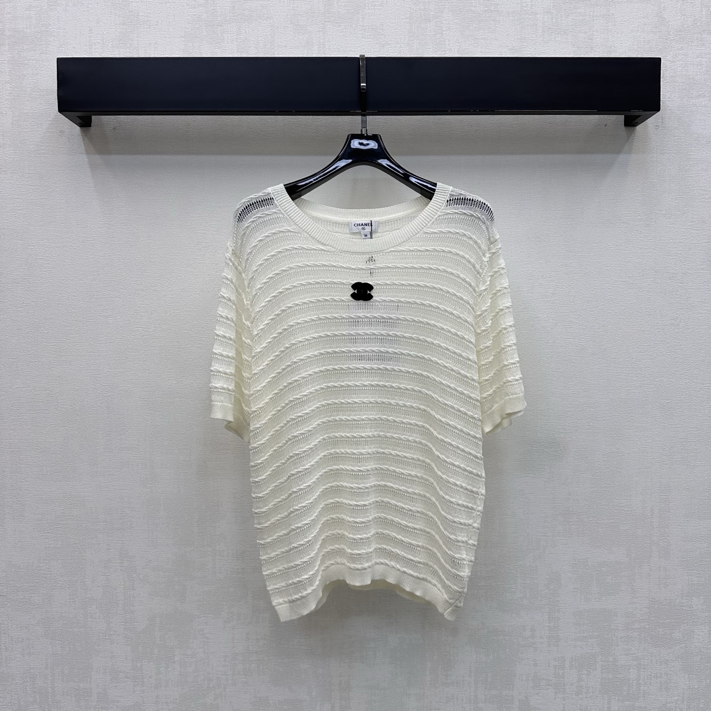 NO:866622,Chane*2026 new products are on the shelves. Hollow cable short-sleeved knitted custom YB imported ice silk blended fabric. The texture is light and breathable. It feels soft and skin-friendly. It has a slightly cool feeling. The exquisite round neck design modifies the neck line. Simple but not simple. The shoulders and body are designed with hollow cable knitting technology to add layering to the shape. The looming skin increases visual layering and breathability. Perfect micro-permeability. Sexy yet dignified.  The iconic double C letter logo is decorated in the center of the chest to highlight the brand's tone. The loose version covers the flesh and makes the body look slimmer. Development of fabric accessories. Round neck short-sleeved top tailoring. You can easily create a high-end casual style for daily commuting or weekend dates. High version 2 colors 36 38 40,,chanel,T-shirt,19860909Chane*2026新品上架镂空绞花短袖针织定制YB进口冰丝混纺面料 质地轻盈透气 触感软糯亲肤 带有微微的冰凉感 精致圆领设计修饰颈部线条 简约而不简单 肩部与衣身采用镂空绞花编织工艺设计 增添造型层次感 若隐若现的肌肤 增加视觉层次感与透气性 完美的微透度 既性感又不失端庄 胸前居中点缀标志性双C字母徽标装饰 彰显品牌调性 宽松版型遮肉显瘦 面辅料开发 圆领短袖上衣剪裁 日常通勤还是周末约会都能轻松打造高级休闲风 高版本2色36 38 40,,chanel,T-shirt,,Women's clothing