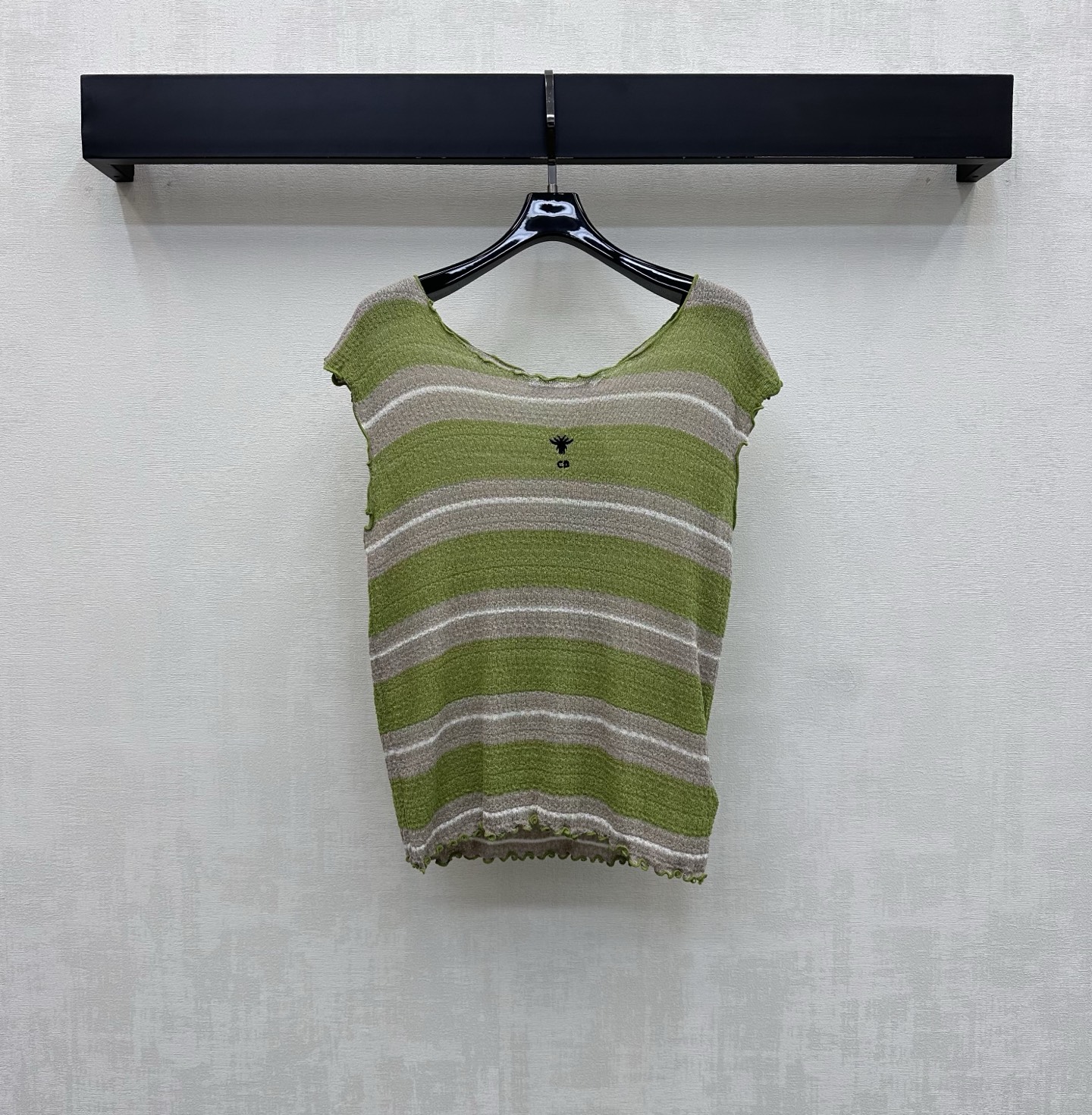 NO:866595,Dio*2026 new products are on the shelves, striped flying sleeve round neck knitted custom YB imported blended knitted fabric. The texture is light and breathable. It feels soft and skin-friendly. The classic green, gray and white contrasting stripes are fresh and white. It is designed with exquisite small flying sleeves to modify the shoulder lines. The upper body has a French lazy holiday atmosphere. Simple but not simple. The neckline and hem are equipped with fungus details. The iconic letter bee embroidery logo is embellished in the center of the chest to highlight the brand tone.  Development of surface accessories. Cutting of round neck and off-shoulder tops. Wear casually with skirts and trousers. Easily create high-end casual style. High version, dior, skirts,19860909Dio*2026新品上架条纹飞袖圆领针织定制YB进口混纺针织面料 质地轻薄透气 触感软糯亲肤 经典绿灰白撞色条纹清新显白 配合精致小飞袖版型裁剪设计 修饰肩部线条 上身自带法式慵懒的度假氛围 简约而不简单 领口与下摆配有木耳边细节 胸前居中点缀标志性字母蜜蜂刺绣徽标装饰 彰显品牌调性 面辅料开发 圆领落肩上衣剪裁 随意搭配裙裤装穿搭 轻松打造高级休闲风 高版本,,dior,skirts,,Women's clothing