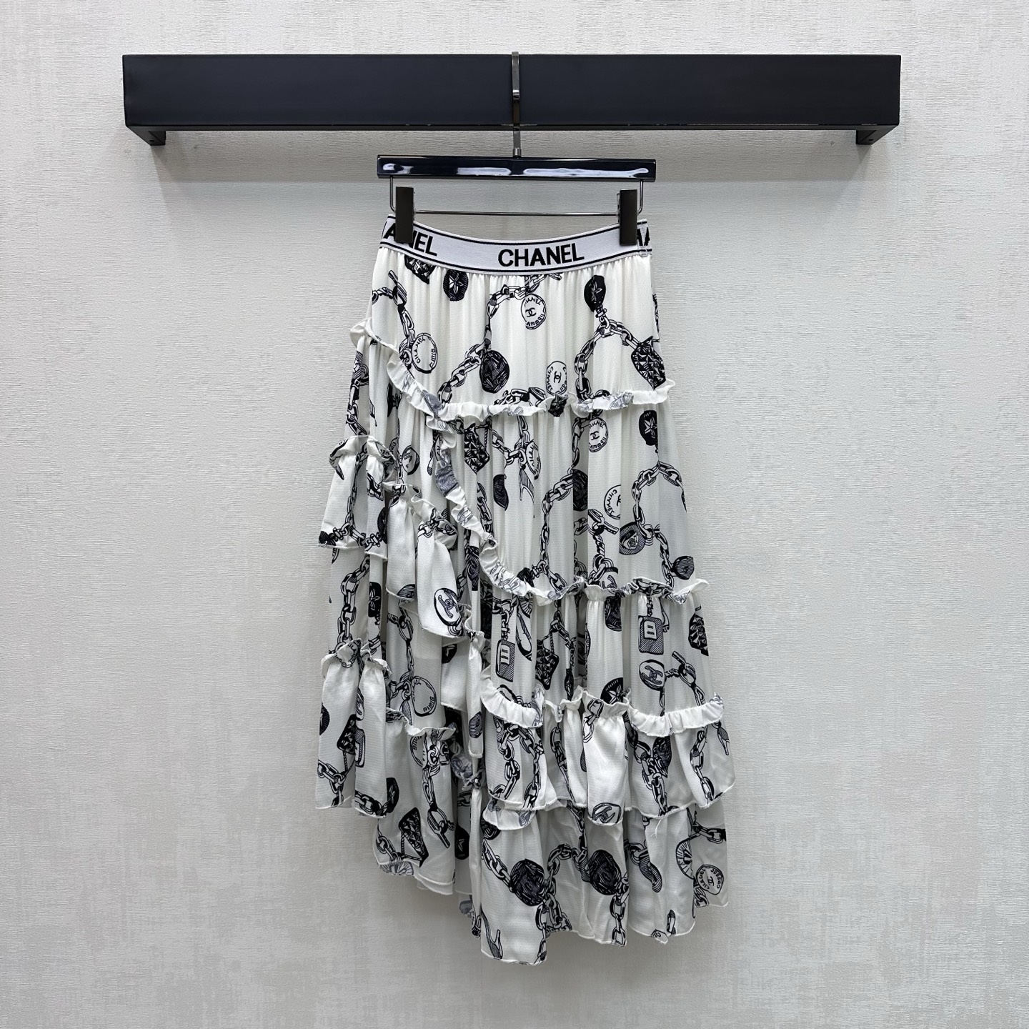 NO:861391,Chane*2026 New Products Irregular Printed Cake Skirt Customized YB Imported Mercerized Cotton Blended Fabric Lightweight and Breathable Texture Classic Black and White Color Color Comes with a Cool and Premium Atmosphere Unique Black and White Hand-drawn Graffiti Print Like Artistic Brushstrokes Scattered on the Skirt Full of Literary and Romantic Atmosphere Breaking the Monotony to Increase Visual Focus and Layer The Iconic Letters Logo Embellishes It to Highlight the Brand Tonality Development of Surface Accessories Irregular Ribbon Skirt Cut Elongates the Leg Proportions to Make the Legs Taller and Slender  Mix and match to easily create French elegance. High version 36 38 40,,chanel,skirts,19860909Chane*2026新品上架不规则印花蛋糕半裙定制YB进口丝光棉混纺面料 质地轻盈透气 经典黑白配色 自带清冷高级氛围 独特黑白手绘涂鸦印花 如同散落在裙摆上的艺术笔触 充满文艺与浪漫气息 打破单调增加视觉焦点与层次感 标志性字母徽标点缀其中 彰显品牌调性 面辅料开发 织带不规则半裙剪裁 拉长腿部比例显高显瘦 随意搭配轻松打造法式优雅风  高版本36 38 40,,chanel,skirts,,Women's clothing