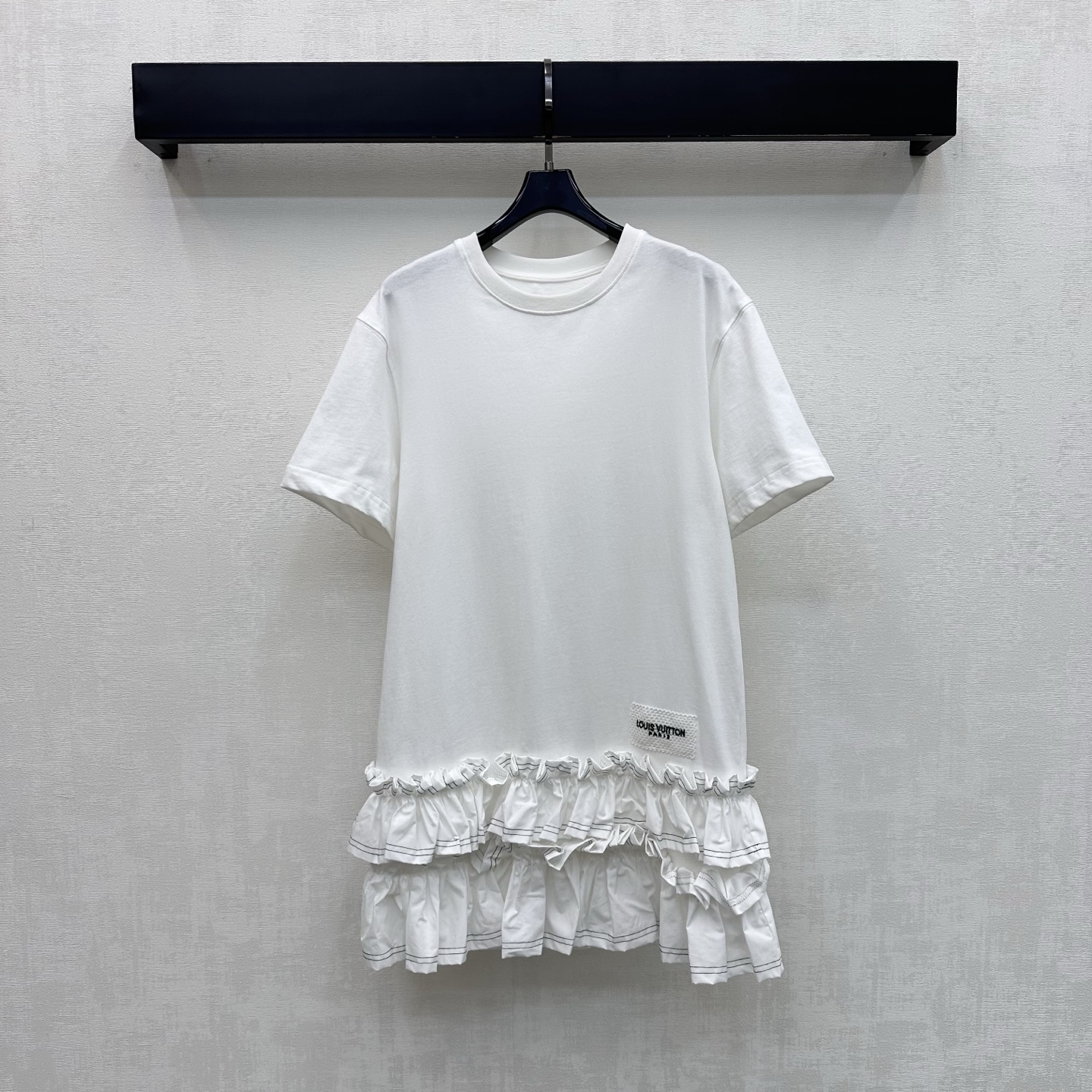 NO:861442,Louis Vuitto*2026 new arrivals pleated lace dress. Customized YB imported twill cotton material. The texture is crisp and stylish. It feels smooth and skin-friendly. It has a slight gloss. The hem is decorated with exquisite black and white pleated lace design to add layering to the shape. It embellishes the body like a work of art. It is full of French romance and elegance. The iconic letter embroidered logo is decorated on the waist to highlight the brand's tone. Development of surface accessories. Cutting of round neck short-sleeved dress  Easily create a French high-end style for daily commuting and dating. High version 2 colors, Louis Vuitton, skirts, T-shirt,19860909Louis Vuitto*2026新品上架褶皱花边连衣裙 定制YB进口斜纹全棉材质 质地挺括有型 触感顺滑亲肤 带有微微的光泽感 下摆饰以精致黑白褶皱花边设计 增添造型层次感 如同艺术品般点缀衣身 充满法式浪漫与优雅气息 标志性字母绣花徽标装饰于腰侧 彰显品牌调性 面辅料开发 圆领短袖连衣裙剪裁 日常通勤约会穿搭轻松打造法式高级风  高版本2色,,louis vuitton,skirts,T-shirt,,Women's clothing