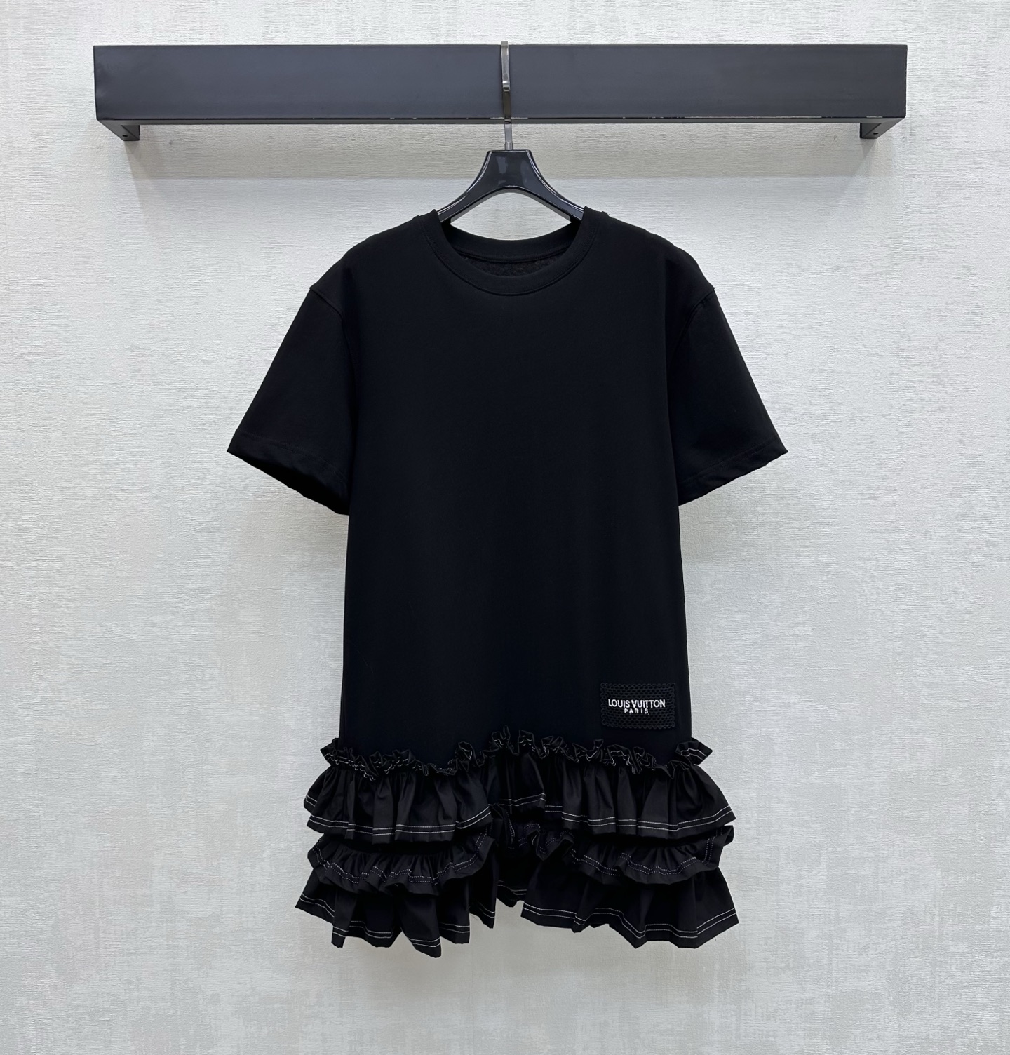 NO:861417,Louis Vuitto*2026 new arrivals pleated lace dress. Customized YB imported twill cotton material. The texture is crisp and stylish. It feels smooth and skin-friendly. It has a slight gloss. The hem is decorated with exquisite black and white pleated lace design to add layering to the shape. It embellishes the body like a work of art. It is full of French romance and elegance. The iconic letter embroidered logo is decorated on the waist to highlight the brand's tone. Development of surface accessories. Cutting of round neck short-sleeved dress  Easily create a French high-end style for daily commuting and dating. High version 2 colors, Louis Vuitton, skirts, T-shirt,19860909Louis Vuitto*2026新品上架褶皱花边连衣裙 定制YB进口斜纹全棉材质 质地挺括有型 触感顺滑亲肤 带有微微的光泽感 下摆饰以精致黑白褶皱花边设计 增添造型层次感 如同艺术品般点缀衣身 充满法式浪漫与优雅气息 标志性字母绣花徽标装饰于腰侧 彰显品牌调性 面辅料开发 圆领短袖连衣裙剪裁 日常通勤约会穿搭轻松打造法式高级风  高版本2色,,louis vuitton,skirts,T-shirt,,Women's clothing