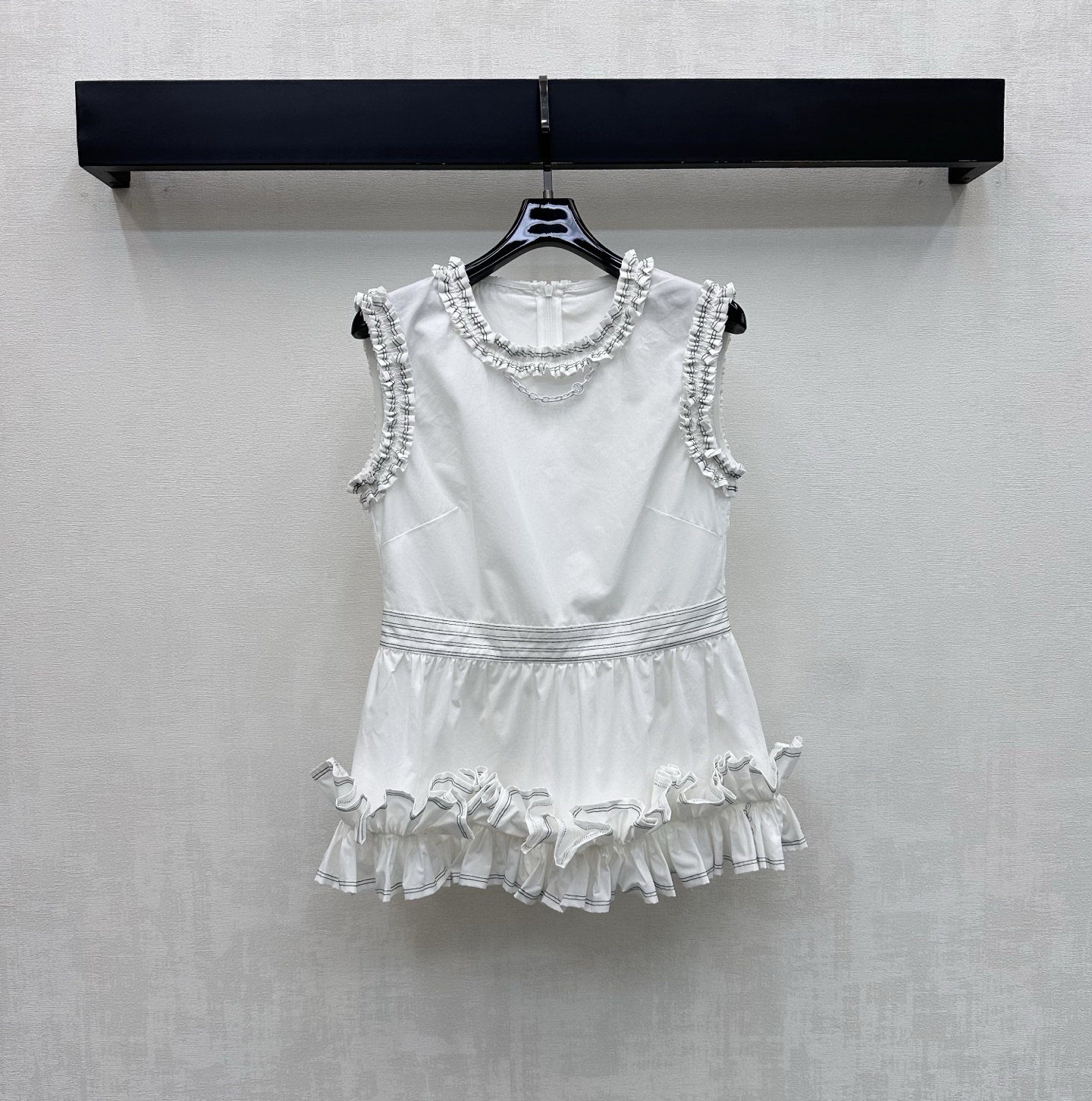 NO:861395,Louis Vuitto*2026 new arrivals contrast pleated lace vest. Customized YB imported twill cotton material. The texture is crisp and stylish. It feels smooth and skin-friendly. It has a slight luster. The collar, cuffs and hem are decorated with exquisite black and white contrasting pleated lace design, which adds layering to the look. It embellishes the body like a work of art. It is full of French romance and elegance. The iconic letter logo chain decoration highlights the brand tone. Development of surface accessories. Cutting of sleeveless dress tops.  Easily create a French high-end style for daily commuting and dating. High version in 2 colors, Louis Vuitton,19860909Louis Vuitto*2026新品上架撞色褶皱花边背心 定制YB进口斜纹全棉材质 质地挺括有型 触感顺滑亲肤 带有微微的光泽感 领口袖口及下摆饰以精致黑白撞色褶皱花边设计 增添造型层次感 如同艺术品般点缀衣身 充满法式浪漫与优雅气息 标志性字母徽标链条装饰 彰显品牌调性 面辅料开发 无袖洋装上衣剪裁 日常通勤约会穿搭轻松打造法式高级风  高版本2色,,louis vuitton,,Women's clothing