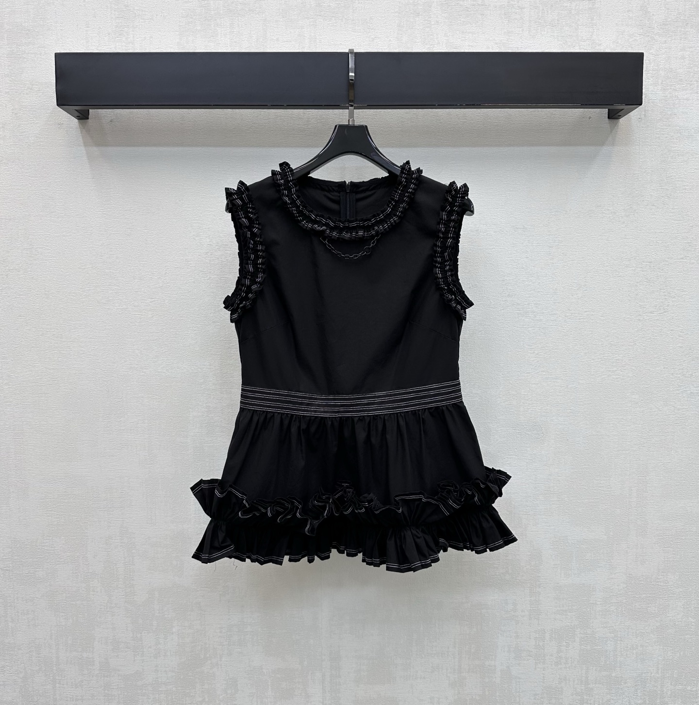 NO:861420,Louis Vuitto*2026 new arrivals contrast pleated lace vest. Customized YB imported twill cotton material. The texture is crisp and stylish. It feels smooth and skin-friendly. It has a slight luster. The collar, cuffs and hem are decorated with exquisite black and white contrasting pleated lace design, which adds layering to the look. It embellishes the body like a work of art. It is full of French romance and elegance. The iconic letter logo chain decoration highlights the brand tone. Development of surface accessories. Cutting of sleeveless dress tops.  Easily create a French high-end style for daily commuting and dating. High version in 2 colors, Louis Vuitton,19860909Louis Vuitto*2026新品上架撞色褶皱花边背心 定制YB进口斜纹全棉材质 质地挺括有型 触感顺滑亲肤 带有微微的光泽感 领口袖口及下摆饰以精致黑白撞色褶皱花边设计 增添造型层次感 如同艺术品般点缀衣身 充满法式浪漫与优雅气息 标志性字母徽标链条装饰 彰显品牌调性 面辅料开发 无袖洋装上衣剪裁 日常通勤约会穿搭轻松打造法式高级风  高版本2色,,louis vuitton,,Women's clothing