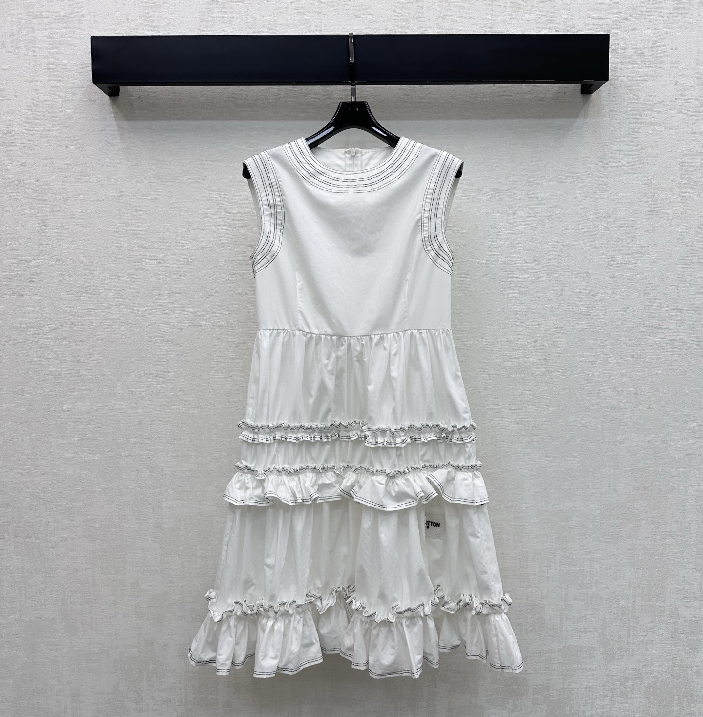 NO:861492,Louis Vuitto*2026 new arrivals contrast pleated lace tank top. Customized YB imported twill cotton material. The texture is crisp and stylish. It feels smooth and skin-friendly. It has a slight gloss. The collar, cuffs and hem are decorated with exquisite black and white contrasting pleated lace design, which adds layering to the look. It embellishes the body like a work of art. It is full of French romance and elegance. The iconic letter embroidered logo is decorated on one side of the skirt to highlight the brand tone. Development of surface accessories  Sleeveless dress cut. Easily create a French high-end style for daily commuting and dating. High version 2 colors, Louis Vuitton, skirts,19860909Louis Vuitto*2026新品上架撞色褶皱花边背心裙 定制YB进口斜纹全棉材质 质地挺括有型 触感顺滑亲肤 带有微微的光泽感 领口袖口及下摆饰以精致黑白撞色褶皱花边设计 增添造型层次感 如同艺术品般点缀衣身 充满法式浪漫与优雅气息 标志性字母绣花徽标装饰于裙摆单侧 彰显品牌调性 面辅料开发 无袖洋装连衣裙剪裁 日常通勤约会穿搭轻松打造法式高级风  高版本2色,,louis vuitton,skirts,,Women's clothing