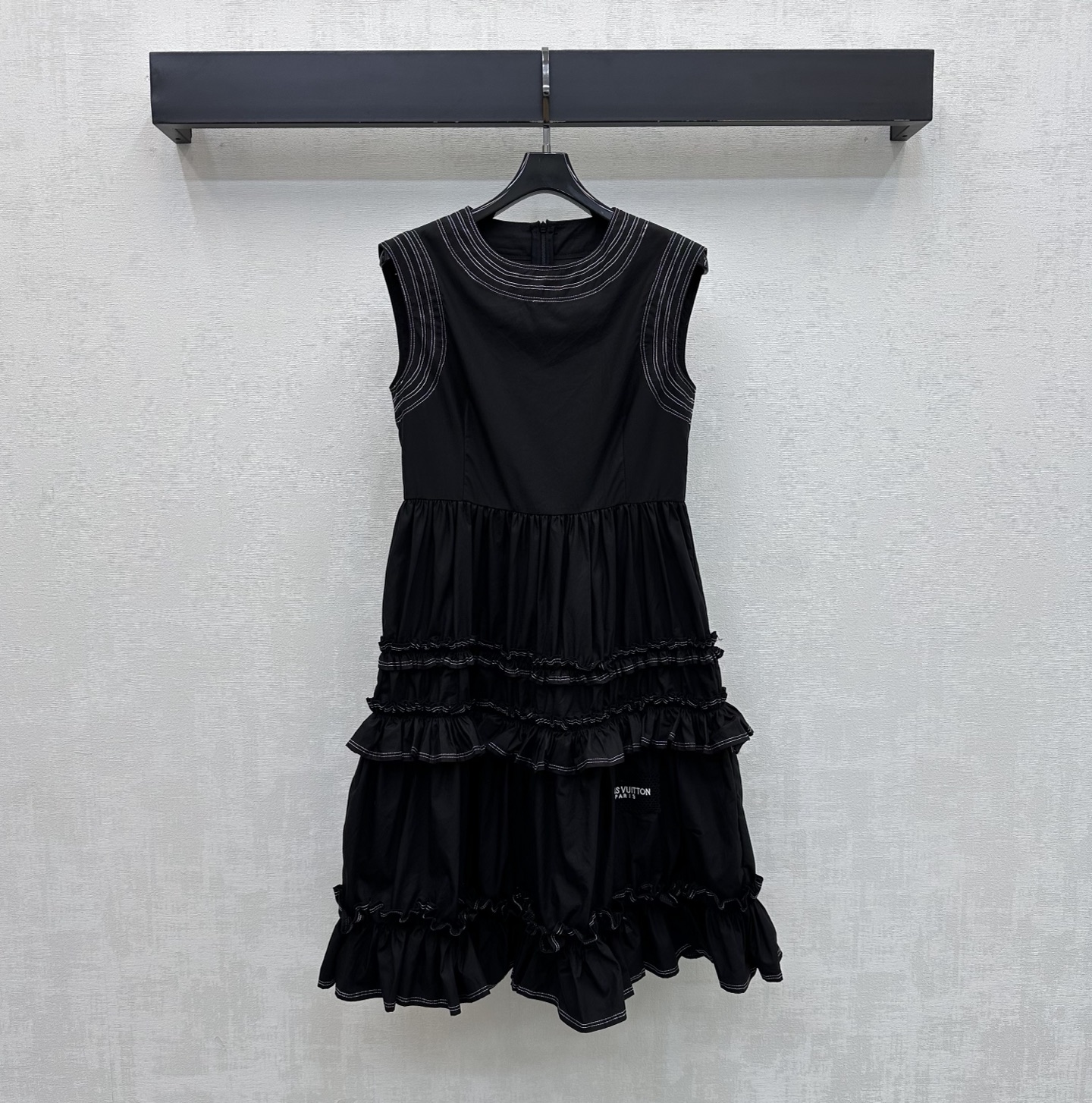 NO:861468,Louis Vuitto*2026 new arrivals contrast pleated lace tank top. Customized YB imported twill cotton material. The texture is crisp and stylish. It feels smooth and skin-friendly. It has a slight gloss. The collar, cuffs and hem are decorated with exquisite black and white contrasting pleated lace design, which adds layering to the look. It embellishes the body like a work of art. It is full of French romance and elegance. The iconic letter embroidered logo is decorated on one side of the skirt to highlight the brand tone. Development of surface accessories  Sleeveless dress cut. Easily create a French high-end style for daily commuting and dating. High version 2 colors, Louis Vuitton, skirts,19860909Louis Vuitto*2026新品上架撞色褶皱花边背心裙 定制YB进口斜纹全棉材质 质地挺括有型 触感顺滑亲肤 带有微微的光泽感 领口袖口及下摆饰以精致黑白撞色褶皱花边设计 增添造型层次感 如同艺术品般点缀衣身 充满法式浪漫与优雅气息 标志性字母绣花徽标装饰于裙摆单侧 彰显品牌调性 面辅料开发 无袖洋装连衣裙剪裁 日常通勤约会穿搭轻松打造法式高级风  高版本2色,,louis vuitton,skirts,,Women's clothing