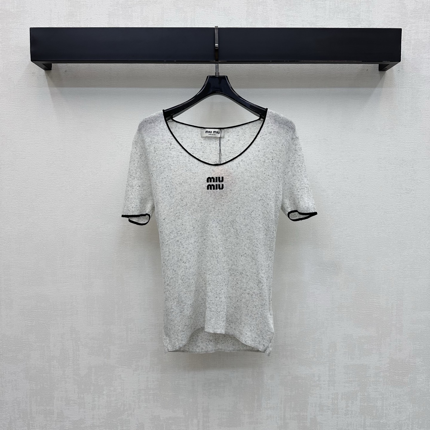 NO:866675,Miumi*2026 new products are on the shelves in contrasting color short-sleeved knitted tops. Customized YB imported blended knitted fabrics. The texture is light and breathable. It feels soft and skin-friendly. It has a delicate micro-transparent texture. The iconic exquisite black letter logo is decorated in the center of the chest to highlight the brand tone. The collar and cuffs are still designed with contrasting hemming to add layering to the look. The surface accessories are developed. V-neck short-sleeved tops are tailored to create a minimalist girly style whether worn alone or layered.  High version 2 colors,,miumiu,T-shirt,19860909Miumi*2026新品上架撞色短袖针织上衣定制YB进口混纺针织面料 质地轻盈透气 触感软糯亲肤 带有细腻的微透肌理感 胸前居中点缀标志性精致黑色字母徽标装饰 彰显品牌调性 领边袖口沿用撞色包边设计 增添造型层次感 面辅料开发 V领短袖上衣版型剪裁 无论是单穿还是内搭都能轻松打造极简少女风  高版本2色,,miumiu,T-shirt,,Women's clothing