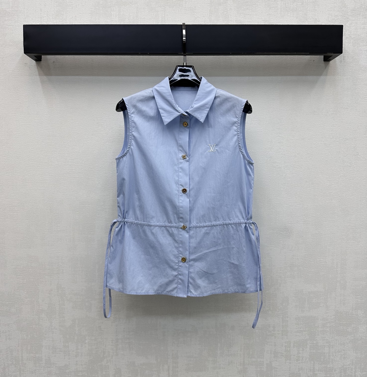 NO:863022,Louis Vuitto*2026 New Arrival Drawstring Sleeveless Shirt Customized YB imported twill cotton material Light and crisp texture Dry and skin-friendly Classic light blue and pure white available in two colors Refreshing and clean, not picky about skin tone Bringing French elegance and sophistication The placket button adjustment and waist drawstring design add layering to the look Iconic letter embroidery logo decoration on the chest highlights the brand tone Development of surface accessories Lapel vest style tailoring  Easily create a fashionable and high-end style by casually matching and matching for daily commuting. High version 2 colors, Louis Vuitton, shirts,19860909Louis Vuitto*2026新品上架抽绳无袖衬衫定制YB进口斜纹全棉材质 质地轻盈挺括 触感干爽亲肤 经典浅蓝色与纯白色双色可选 清爽干净不挑肤色 自带法式优雅与干练气质 开襟纽扣调节配合腰侧抽绳设计 增添造型层次感 胸前标志性字母刺绣徽标装饰 彰显品牌调性 面辅料开发 翻领背心版型剪裁 日常通勤随意搭配穿搭轻松打造时髦高级风  高版本2色,,louis vuitton,shirts,,Women's clothing