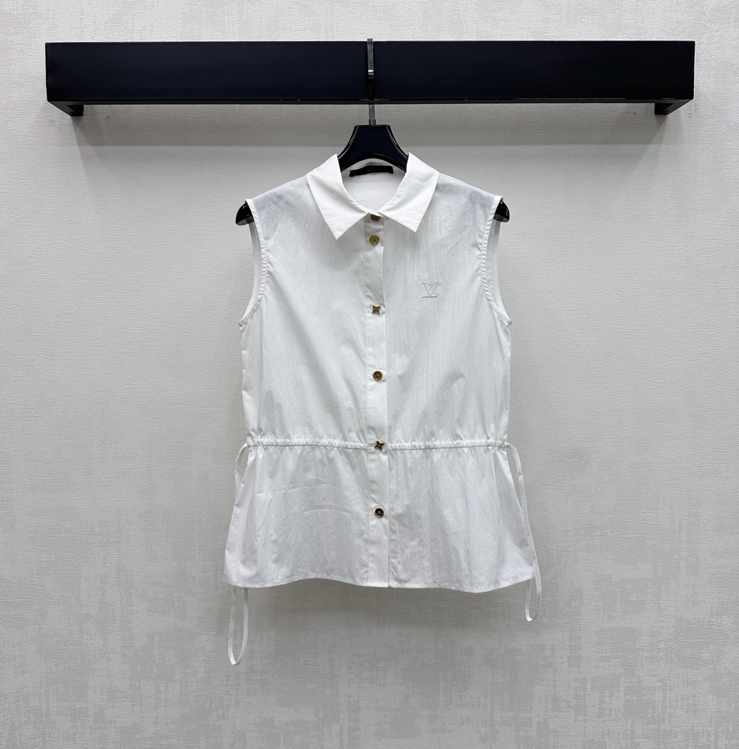 NO:863045,Louis Vuitto*2026 New Arrival Drawstring Sleeveless Shirt Customized YB imported twill cotton material Light and crisp texture Dry and skin-friendly Classic light blue and pure white available in two colors Refreshing and clean, not picky about skin tone Bringing French elegance and sophistication The placket button adjustment and waist drawstring design add layering to the look Iconic letter embroidery logo decoration on the chest highlights the brand tone Development of surface accessories Lapel vest style tailoring  Easily create a fashionable and high-end style by casually matching and matching for daily commuting. High version 2 colors, Louis Vuitton, shirts,19860909Louis Vuitto*2026新品上架抽绳无袖衬衫定制YB进口斜纹全棉材质 质地轻盈挺括 触感干爽亲肤 经典浅蓝色与纯白色双色可选 清爽干净不挑肤色 自带法式优雅与干练气质 开襟纽扣调节配合腰侧抽绳设计 增添造型层次感 胸前标志性字母刺绣徽标装饰 彰显品牌调性 面辅料开发 翻领背心版型剪裁 日常通勤随意搭配穿搭轻松打造时髦高级风  高版本2色,,louis vuitton,shirts,,Women's clothing