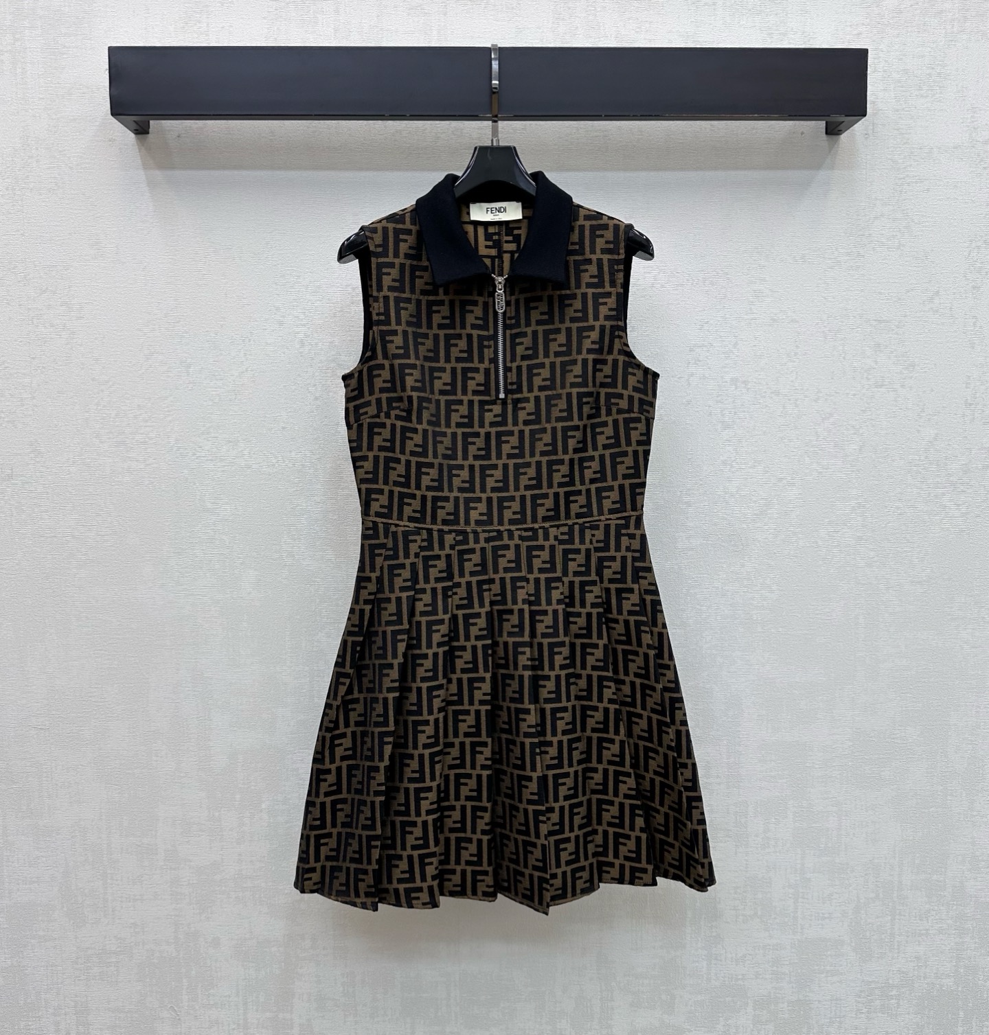 NO:863004,Fend*2026 new arrivals jacquard lapel vest dress customized YB imported jacquard material Crisp and stylish texture Classic dark brown and black intertwined iconic presbyopia logo elements Highlight the brand tone Half-open zipper adjustment with contrasting threaded collar design Adds layering to the look  Wear it to be an elegant and modern urban beauty. High version, fendi, skirts,19860909Fend*2026新品上架提花翻领背心裙定制YB进口提花材质 质地挺括有型 经典深棕与黑色交织标志性老花徽标元素 彰显品牌调性 半开襟拉链调节配合撞色螺纹领边设计 增添造型层次感 A字百褶裙摆自然散开 遮肉于无形 面辅料开发 翻领无袖连衣裙剪裁 日常通勤还是周末约会都能轻松打造意式高级风 穿上它做个优雅又摩登的都市丽人  高版本,,fendi,skirts,,Women's clothing