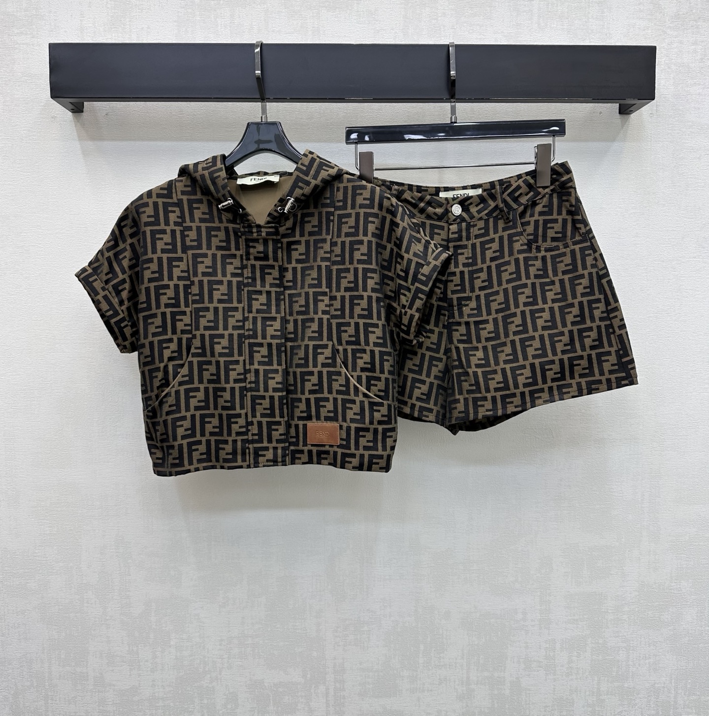 NO:862925,Fend*2026 new arrivals jacquard hooded jacket shorts suit lapel vest dress customized YB imported jacquard material Crisp and stylish texture Classic dark brown and black intertwined iconic presbyopia logo elements highlight the brand tone Zipper adjustment with drawstring design adds layering to the look Fabric and accessories development Hooded short-sleeved jacket high-waisted buttoned shorts suit tailoring You can easily create an Italian high-end style for daily commuting or weekend dates Wear it to become an elegant and modern urban beauty  High version,,fendi,skirts,shorts,jackets & coats,T-shirt,hats,19860909Fend*2026新品上架提花连帽外套短裤套装翻领背心裙定制YB进口提花材质 质地挺括有型 经典深棕与黑色交织标志性老花徽标元素 彰显品牌调性 开襟拉链调节配合抽绳设计 增添造型层次感 面辅料开发 连帽短袖外套高腰系扣短裤套装剪裁 日常通勤还是周末约会都能轻松打造意式高级风 穿上它做个优雅又摩登的都市丽人  高版本,,fendi,skirts,shorts,jackets & coats,T-shirt,hats,,Women's clothing