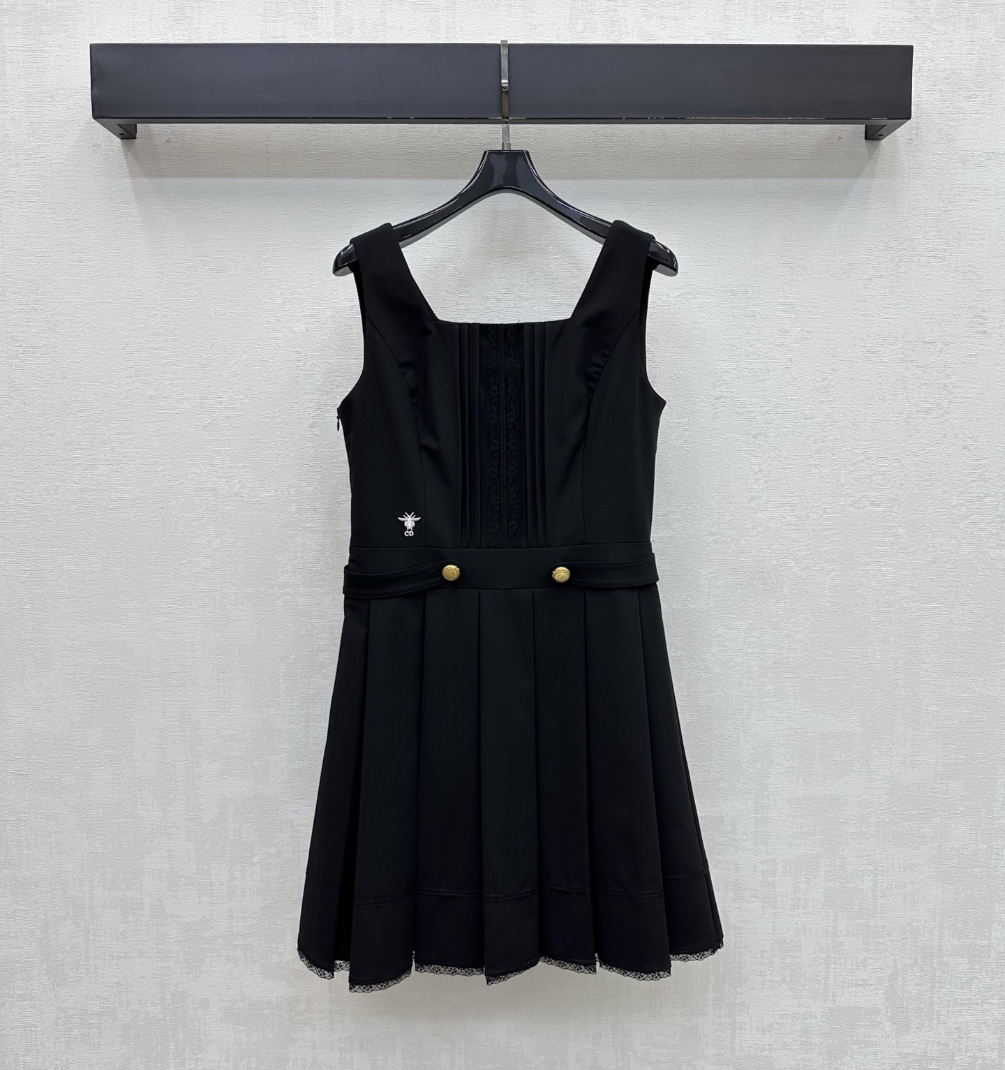 NO:862941,Dio*2026 New Arrival Square Neck Spliced Dress Customized YB imported high-end suit material. Crisp and stylish texture. Classic pure black tone is slim and versatile. It has a high-end atmosphere of sweet and cool girls. Exquisite square neck design perfectly reveals the clavicle and neck lines. It is embellished with golden metal engraved buttons on the waist to add layering to the look. The iconic CD bee embroidery logo decoration on the waist highlights the brand tone. Pleated hem and lace splicing on the skirt add a sense of sexiness and sophistication. Development of surface accessories  Sleeveless dress cut, easy to create a sweet and cool high-end style for daily commuting. High version, dior, skirts, business suit,19860909Dio*2026新品上架方领拼接连衣裙定制YB进口高支西装材质 质地挺括有型 经典纯黑色调显瘦百搭 自带甜酷辣妹的高级氛围 精致方领设计完美展露锁骨与颈部线条 配合腰部金色金属刻印纽扣点缀 增添造型层次感 腰侧标志性CD蜜蜂刺绣徽标装饰 彰显品牌调性 下摆百褶裁剪裙摆蕾丝拼接 增加小性感与精致感 面辅料开发 无袖连衣裙剪裁 日常通勤轻松打造甜酷高级风穿搭 高版本,,dior,skirts,business suit,,Women's clothing