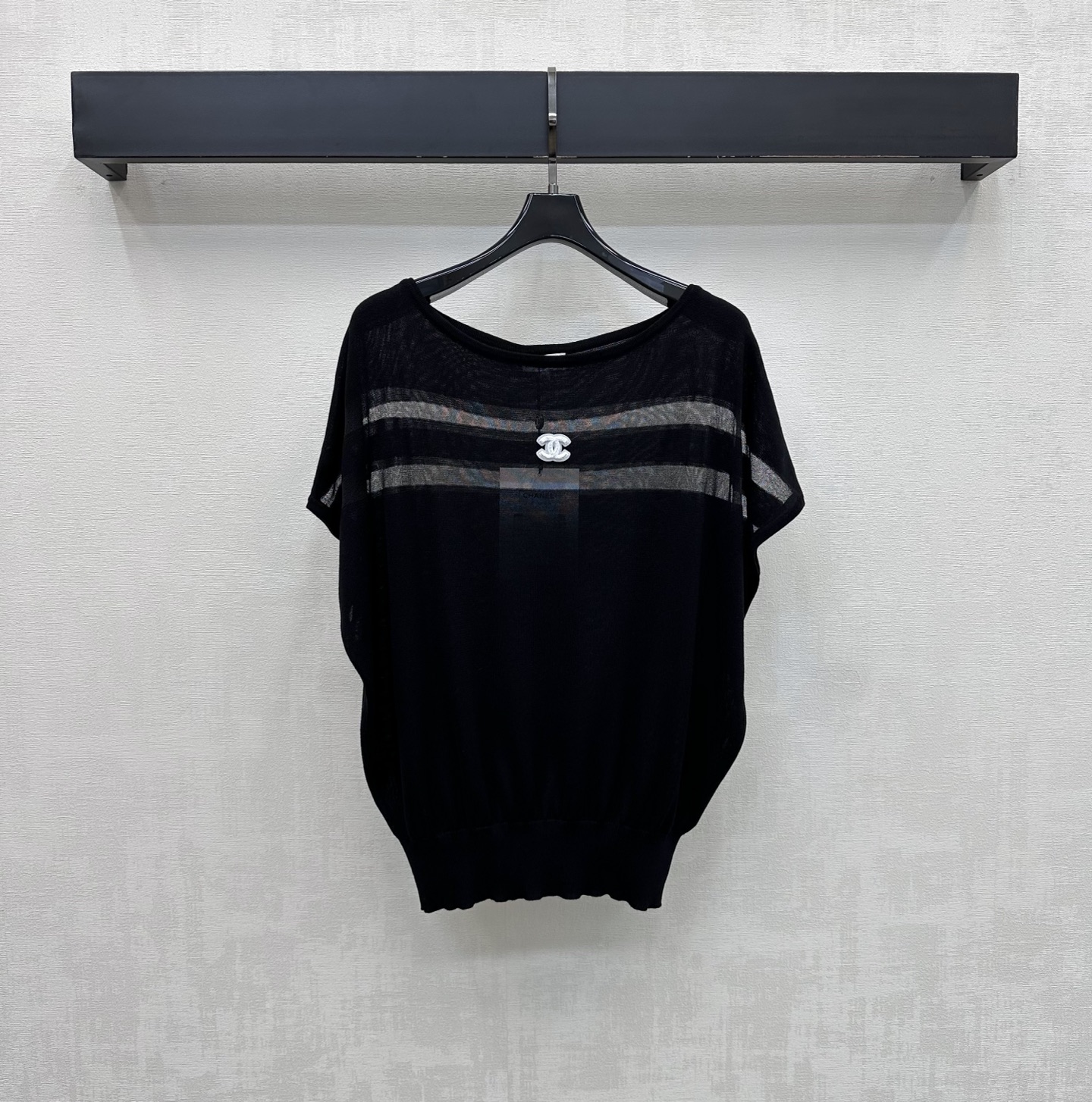 NO:866566,Chane*2026 new products are on the shelves. Micro-transparent striped short-sleeved knitted custom YB imported ice silk blended knitted fabric. The texture is light and breathable. It feels soft and skin-friendly. It has a delicate micro-transparent texture. It has a more slimming effect visually. The classic double-stripe splicing design on the chest adds a sense of layering. Exquisite double-C letter logo embellishment highlights the brand tone. Round-neck short-sleeved tops are tailored to create a minimalist and advanced style. Wear casually with skirts and trousers to easily create a minimalist high-end style. High version 2 colors 36  38 40,,chanel,skirts,T-shirt,19860909Chane*2026新品上架微透条纹短袖针织定制YB进口冰丝混纺针织面料 质地轻盈透气 触感软糯亲肤 带有细腻的微透肌理感 视觉上更具显瘦效果 胸前经典双条纹拼接设计 增添造型层次感 精致双C字母徽标点缀装饰 彰显品牌调性 圆领短袖上衣版型剪裁 随意搭配裙裤装穿搭轻松打造极简高级风 高版本2色36 38 40,,chanel,skirts,T-shirt,,Women's clothing