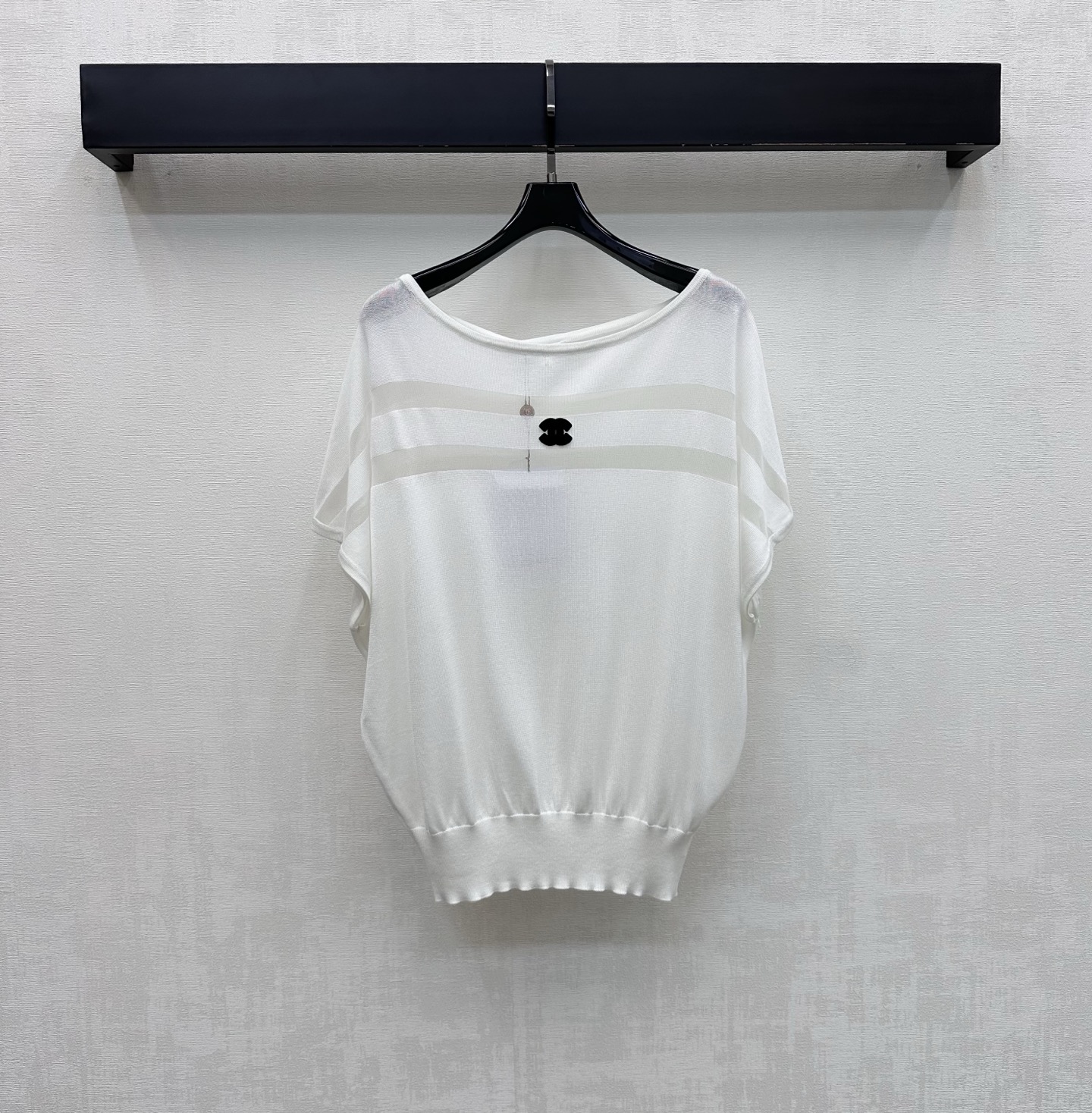 NO:866574,Chane*2026 new products are on the shelves. Micro-transparent striped short-sleeved knitted custom YB imported ice silk blended knitted fabric. The texture is light and breathable. It feels soft and skin-friendly. It has a delicate micro-transparent texture. It has a more slimming effect visually. The classic double-stripe splicing design on the chest adds a sense of layering. Exquisite double-C letter logo embellishment highlights the brand tone. Round-neck short-sleeved tops are tailored to create a minimalist and advanced style. Wear casually with skirts and trousers to easily create a minimalist high-end style. High version 2 colors 36  38 40,,chanel,skirts,T-shirt,19860909Chane*2026新品上架微透条纹短袖针织定制YB进口冰丝混纺针织面料 质地轻盈透气 触感软糯亲肤 带有细腻的微透肌理感 视觉上更具显瘦效果 胸前经典双条纹拼接设计 增添造型层次感 精致双C字母徽标点缀装饰 彰显品牌调性 圆领短袖上衣版型剪裁 随意搭配裙裤装穿搭轻松打造极简高级风 高版本2色36 38 40,,chanel,skirts,T-shirt,,Women's clothing
