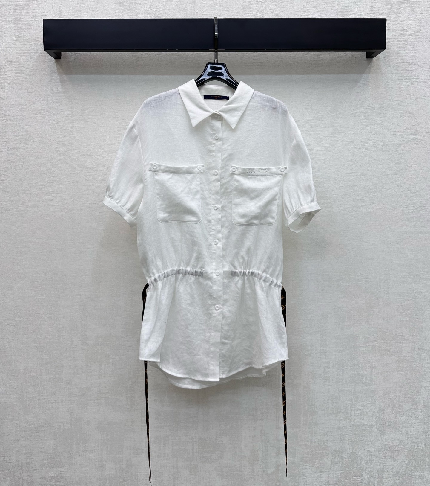 NO:863005,Louis Vuitto*2026 new arrivals drawstring linen shirt dress customized YB imported pure linen fabric Light and breathable texture, dry and skin-friendly with unique texture and micro-wrinkle effect of natural fiber Pure white tone is clean and healing Exquisite lapel with placket button design adds layering to the look The chest patch pocket is decorated with the iconic letter embroidery logo decoration Echoes the presbyopic drawstring at the waist to freely adjust the elasticity to highlight the brand's tonality Surface accessories development Lapel short-sleeved shirt dress tailoring  You can easily create a minimalist high-end style for daily commuting. High version, Louis Vuitton, skirts, shirts, T-shirt,19860909Louis Vuitto*2026新品上架抽绳亚麻衬衫裙定制YB进口纯亚麻面料 质地轻盈透气 触感干爽亲肤 带有天然纤维的独特肌理感与微皱效果 纯白色调干净治愈 精致翻领配合开襟纽扣设计 增添造型层次感 胸前贴袋点缀标志性字母刺绣徽标装饰 呼应腰部老花抽绳自由调节松紧处理 彰显品牌调性 面辅料开发 翻领短袖衬衣裙剪裁 日常通勤都能轻松打造极简高级风  高版本,,louis vuitton,skirts,shirts,T-shirt,,Women's clothing