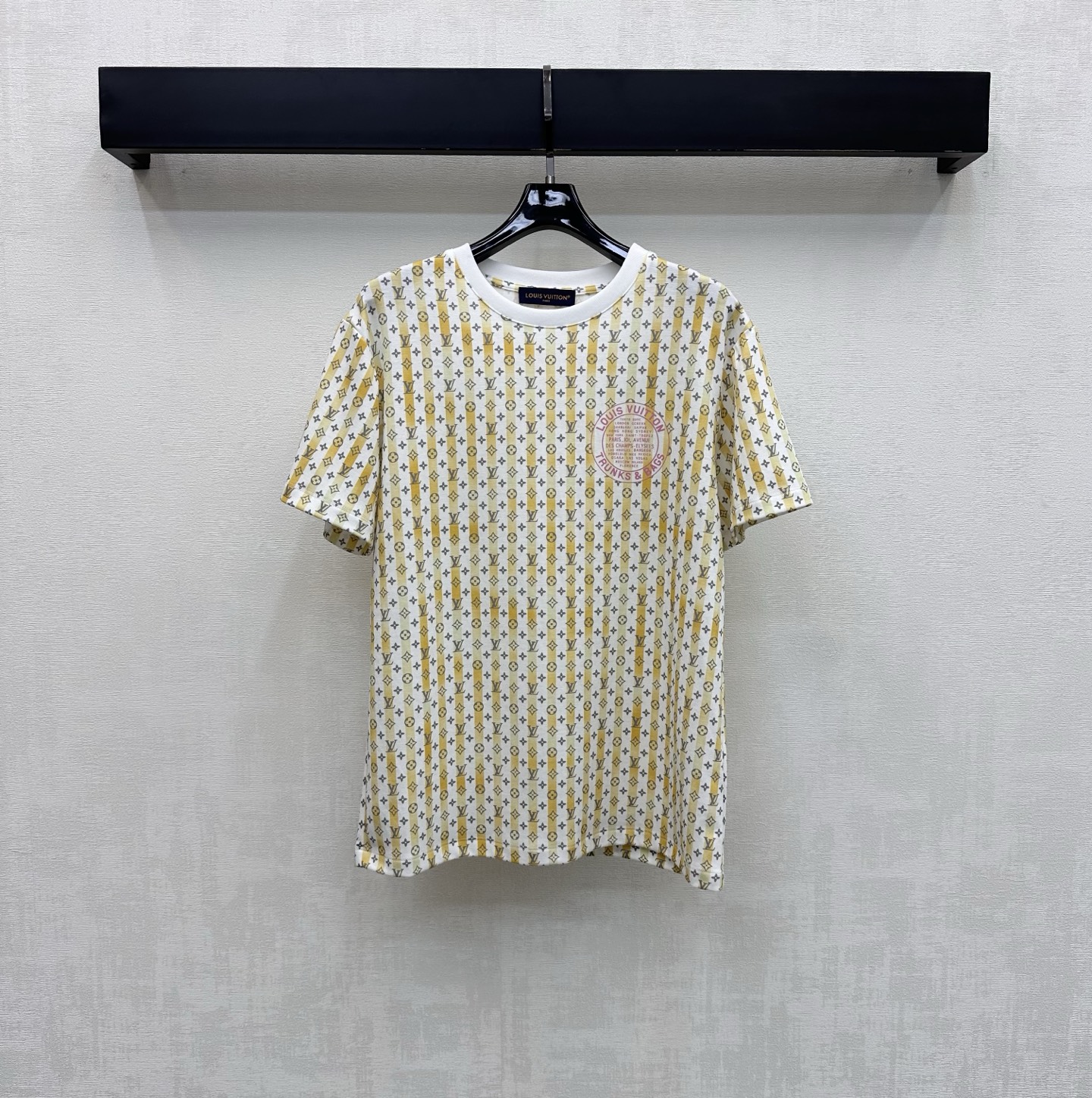 NO:862984,Louis Vuitto*2026 new products are on the shelves. Printed short-sleeved custom YB imported twill cotton material. Soft, skin-friendly and breathable. Beige tone is gentle and versatile. The upper body has a relaxed and comfortable holiday atmosphere. The iconic four-leaf clover letter print pattern is printed all over the body to highlight the brand tone. The vertical stripe design on the body adds a sense of layering. Surface accessories development. Round neck short-sleeved T-shirt tailoring. Casual and advanced wear as a single layer. High version, louis  vuitton,T-shirt,tees,t-shirt,19860909Louis Vuitto*2026新品上架印花短袖定制YB进口斜纹全棉材质 柔软亲肤透气 米黄色调温柔百搭 上身自带轻松惬意的度假氛围 通体满印标志性四叶草字母印花图案 彰显品牌调性 大身竖条纹设计 增添造型层次感 面辅料开发 圆领短袖T恤剪裁 单穿内搭休闲高级 高版本,,louis vuitton,T-shirt,tees，t-shirt,,Women's clothing