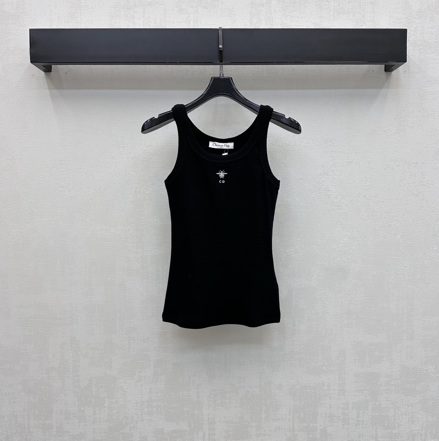 NO:863089,Dio*2026 new product launch embroidered slim vest customized YB imported elastic threaded cotton material. Light and breathable texture. Delicate vertical rib texture design adds layering to the shape. Visually more slimming effect. Classic black and white two-color simple and versatile. Exquisite bee and letter embroidery logo decoration in the center of the chest highlights the brand tone. Development of surface accessories. Round neck slim vest style tailoring. Whether worn alone or layered with a suit and coat, you can easily create a minimalist and light luxury style.  High version 2 colors, dior, business suit,19860909Dio*2026新品上架刺绣修身背心定制YB进口弹力螺纹棉材质 质地轻盈透气 细腻竖向罗纹肌理设计 增添造型层次感 视觉上更具显瘦效果 经典黑白双色简约百搭 胸前居中点缀精致小蜜蜂与字母刺绣徽标装饰 彰显品牌调性 面辅料开发 圆领修身背心版型剪裁 无论单穿还是内搭西装大衣都能轻松打造极简轻奢风  高版本2色,,dior,business suit,,Women's clothing