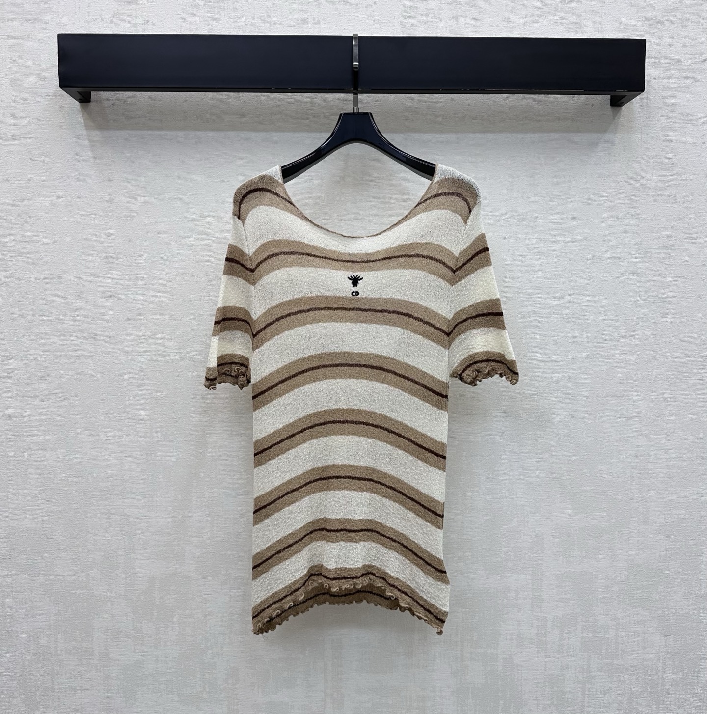 NO:866584,Dio*2026 new products are on the shelves, striped embroidered short-sleeved knitted custom-made YB imported ice silk blended knitted fabric. The texture is light and breathable. It feels soft and skin-friendly. It has a delicate micro-transparent texture. It has a more slimming effect visually. Earth-tone gradient stripe design adds layering to the look. The iconic letter bee embroidery logo is embellished in the center of the chest to highlight the brand's tone. Development of surface accessories. Round neck short sleeves. Top cut.  Wear it alone to create a minimalist high-end style. High version, dior, T-shirt,19860909Dio*2026新品上架条纹刺绣短袖针织定制YB进口冰丝混纺针织面料 质地轻盈透气 触感软糯亲肤 带有细腻的微透肌理感 视觉上更具显瘦效果 大地色系渐变条纹设计 增添造型层次感 胸前居中点缀标志性字母蜜蜂刺绣徽标装饰 彰显品牌调性 面辅料开发 圆领短袖 上衣版型剪裁 单穿内搭轻松打造极简高级风 高版本,,dior,T-shirt,,Women's clothing